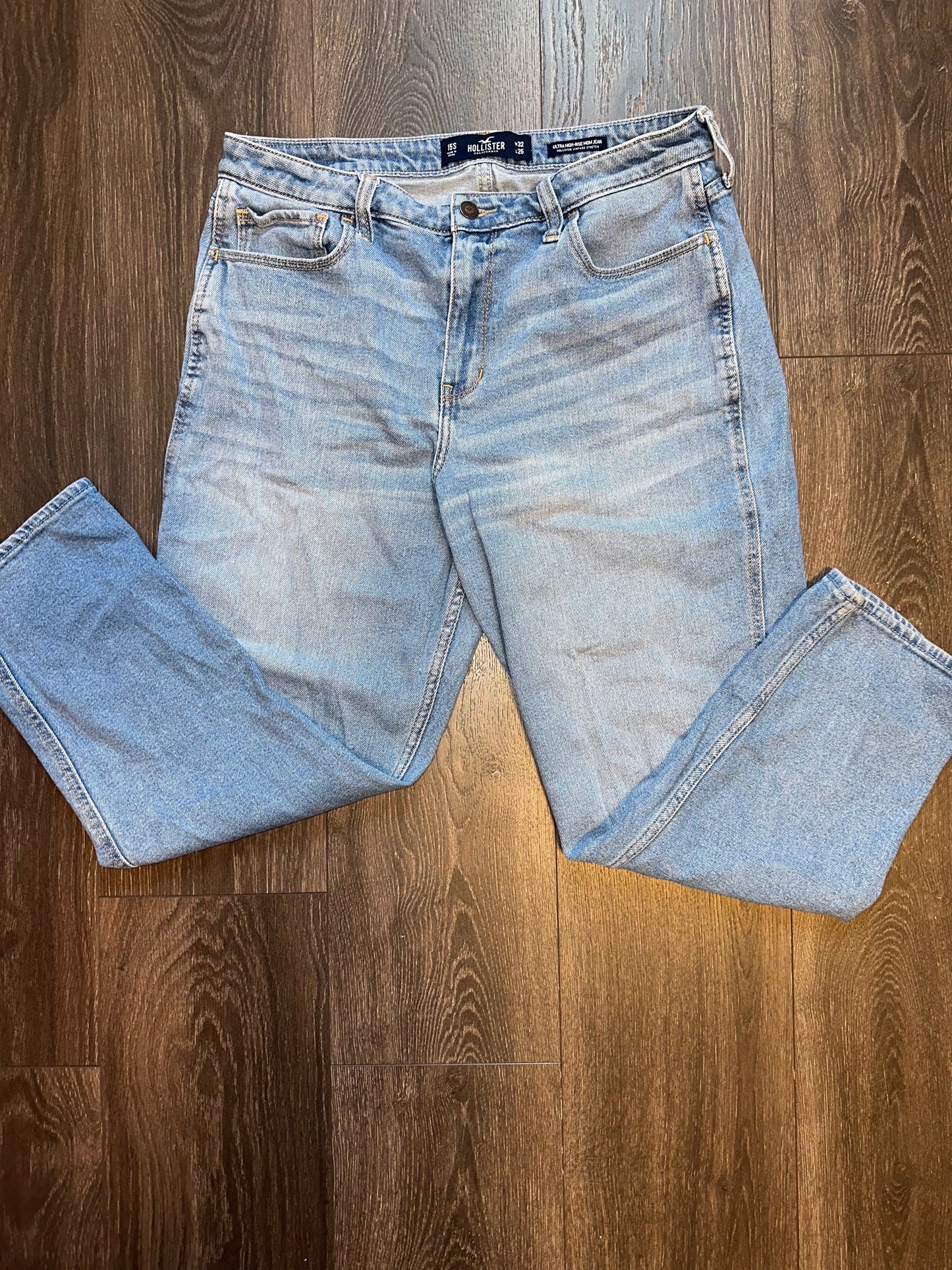 Hollister (15S) Ultra High Rise Mom Jeans with Hollister Vintage Stretch