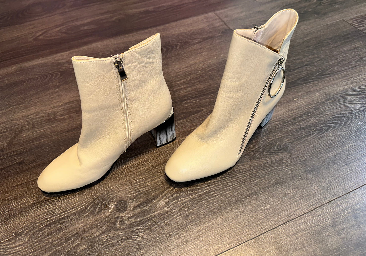 Azura (37) Creme Heeled Boots