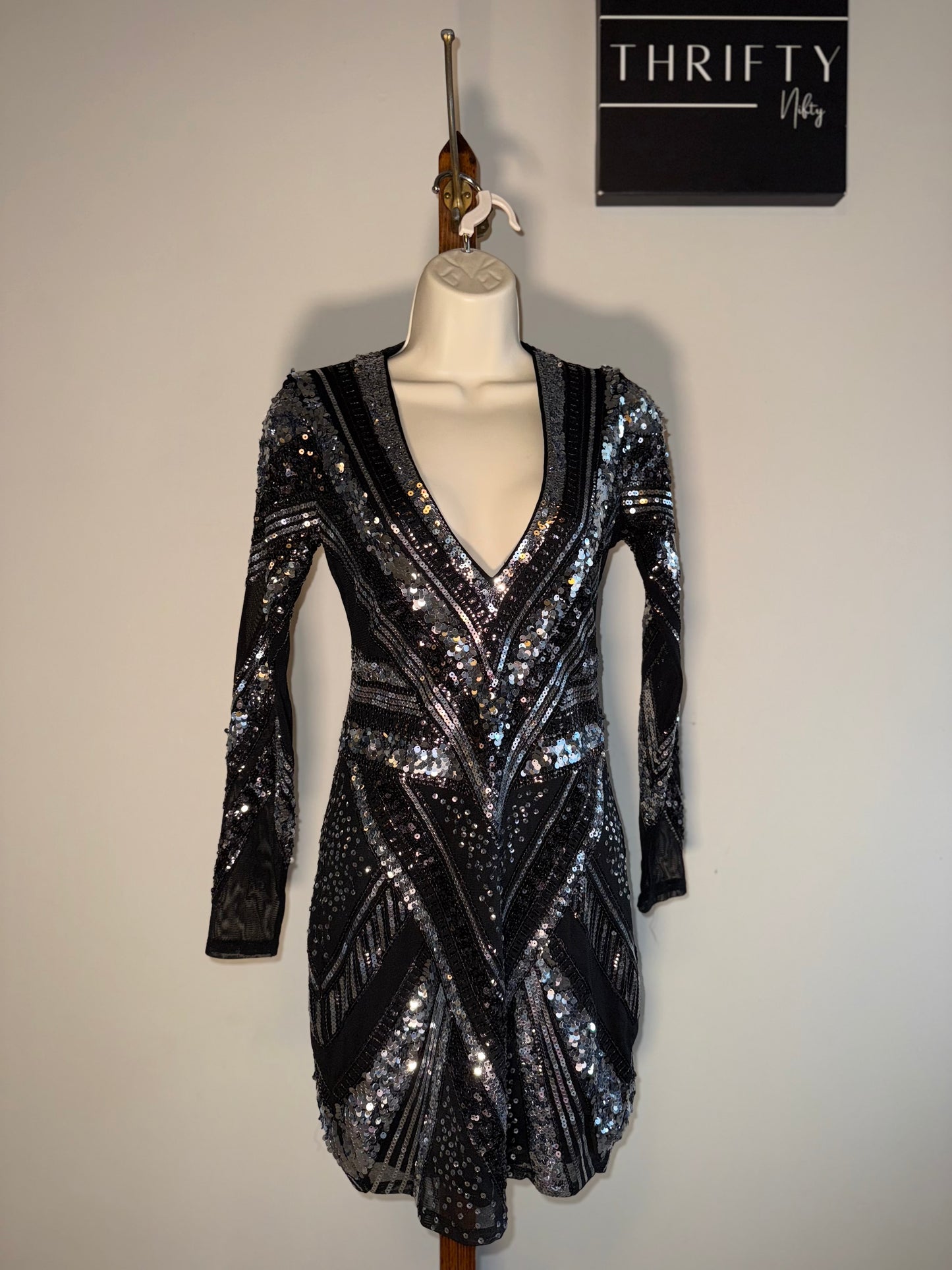 Express (XS) Black/Silver Sequin V-Neck Long Sleeve Midi Dress