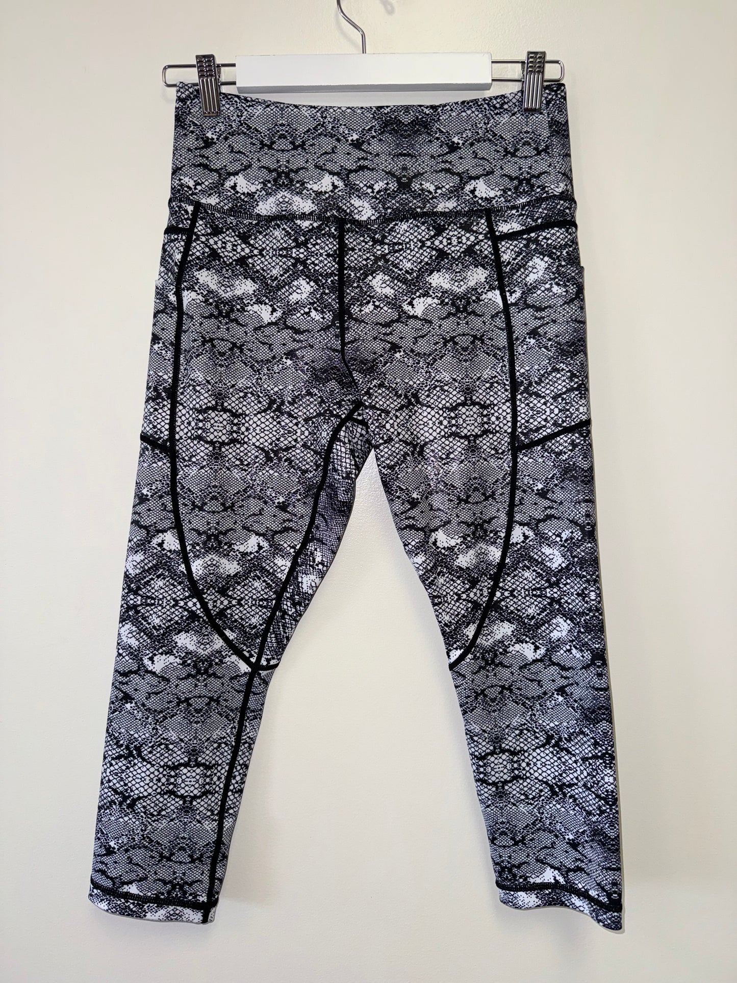 Zyia Active (8-10) Black/White Pattern Capris Leggings with Side Slip Pockets