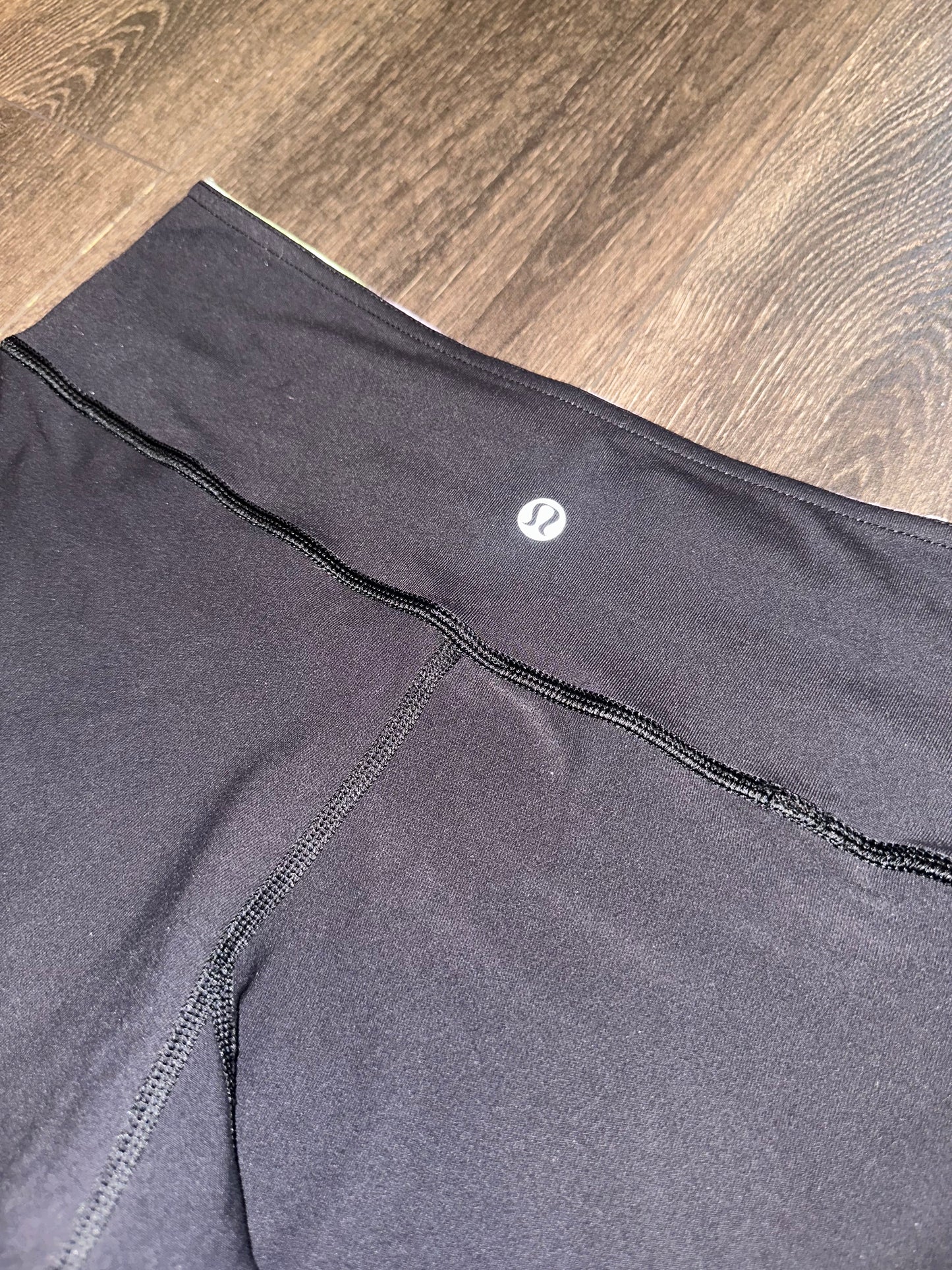 lululemon athletica. (6) Reversible Biker Shorts