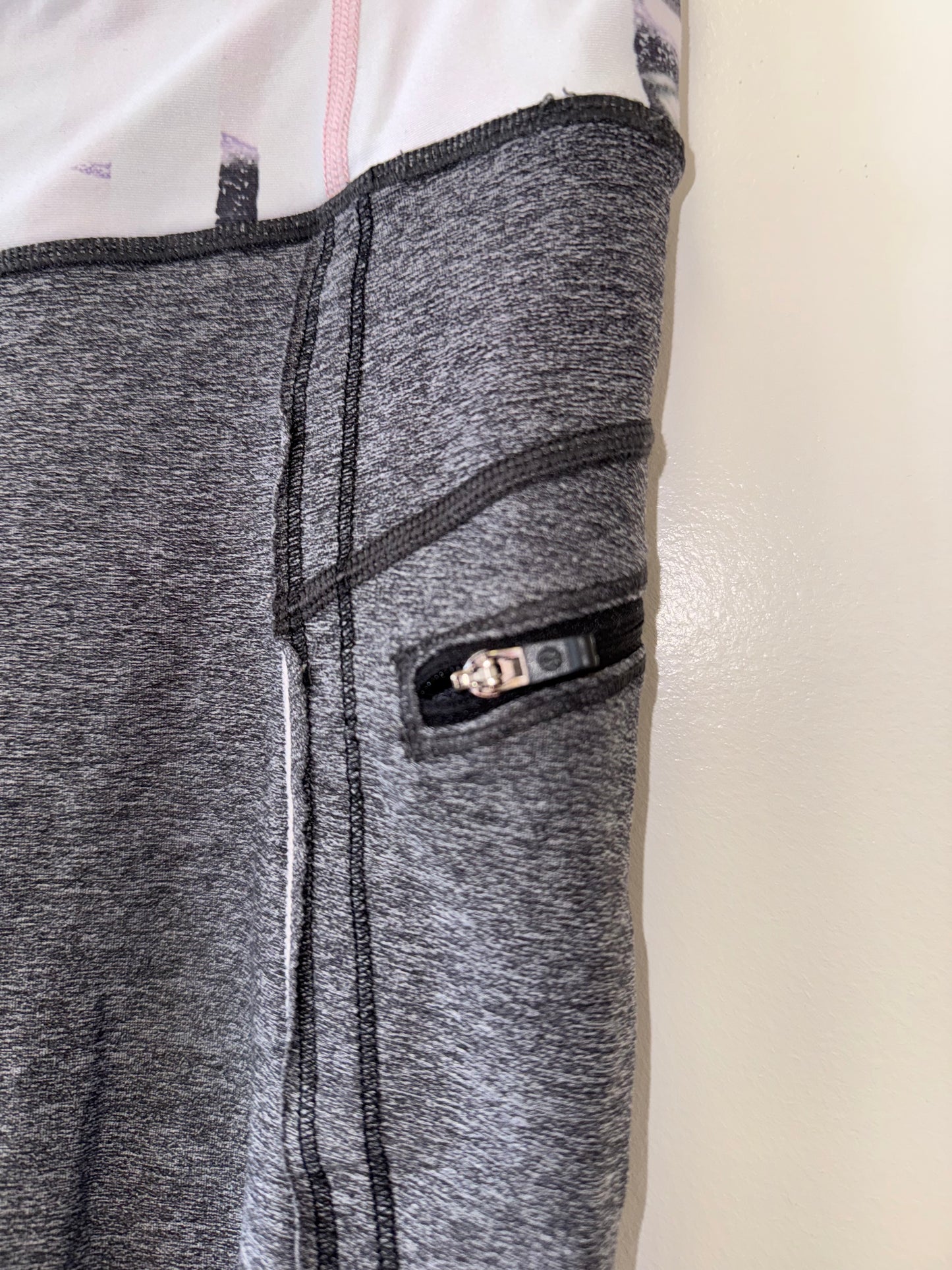 Lululemon (6) Grey Carpis Leggings