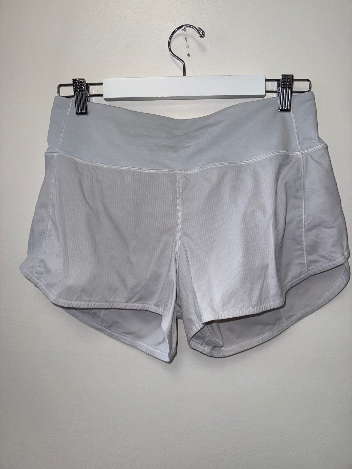 Lululemon (8) White Speed Up Shorts