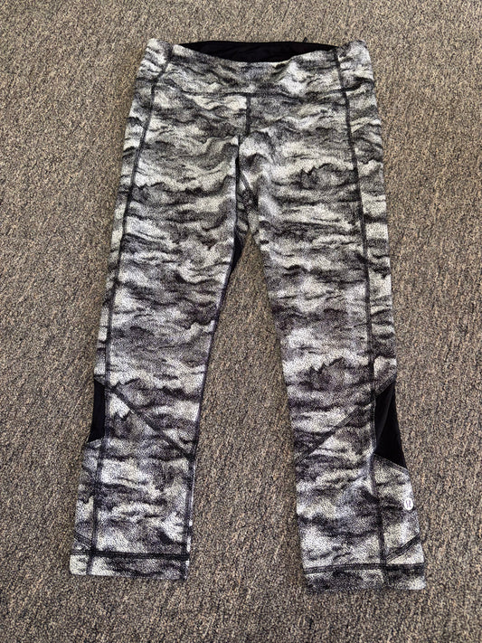 lululemon (8) Black & Grey Pattern Cropped Meshed Leggings with Zipped Pocket