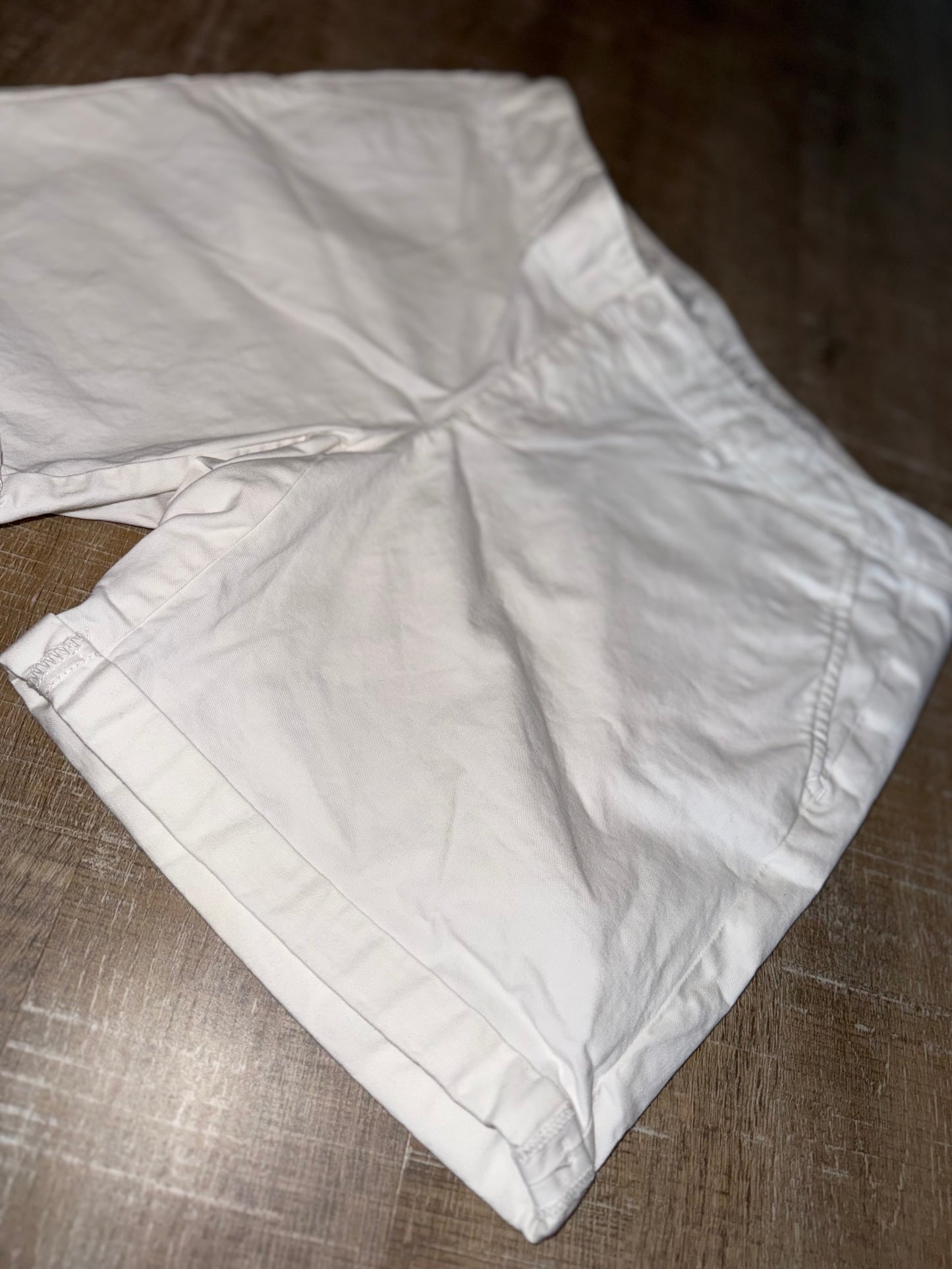 Eddie Bauer (P6) White Legend Wash Straight Leg Shorts with Stretch