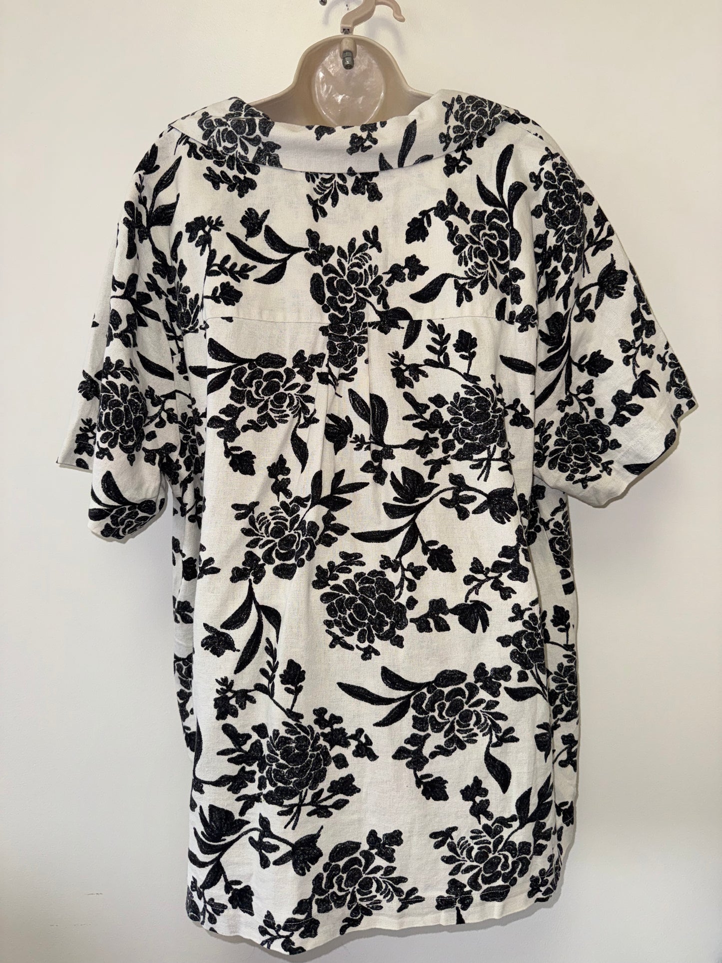 Universal Thread (1X) Brand New Cream/Black Floral Pattern Linen Blend Button Up