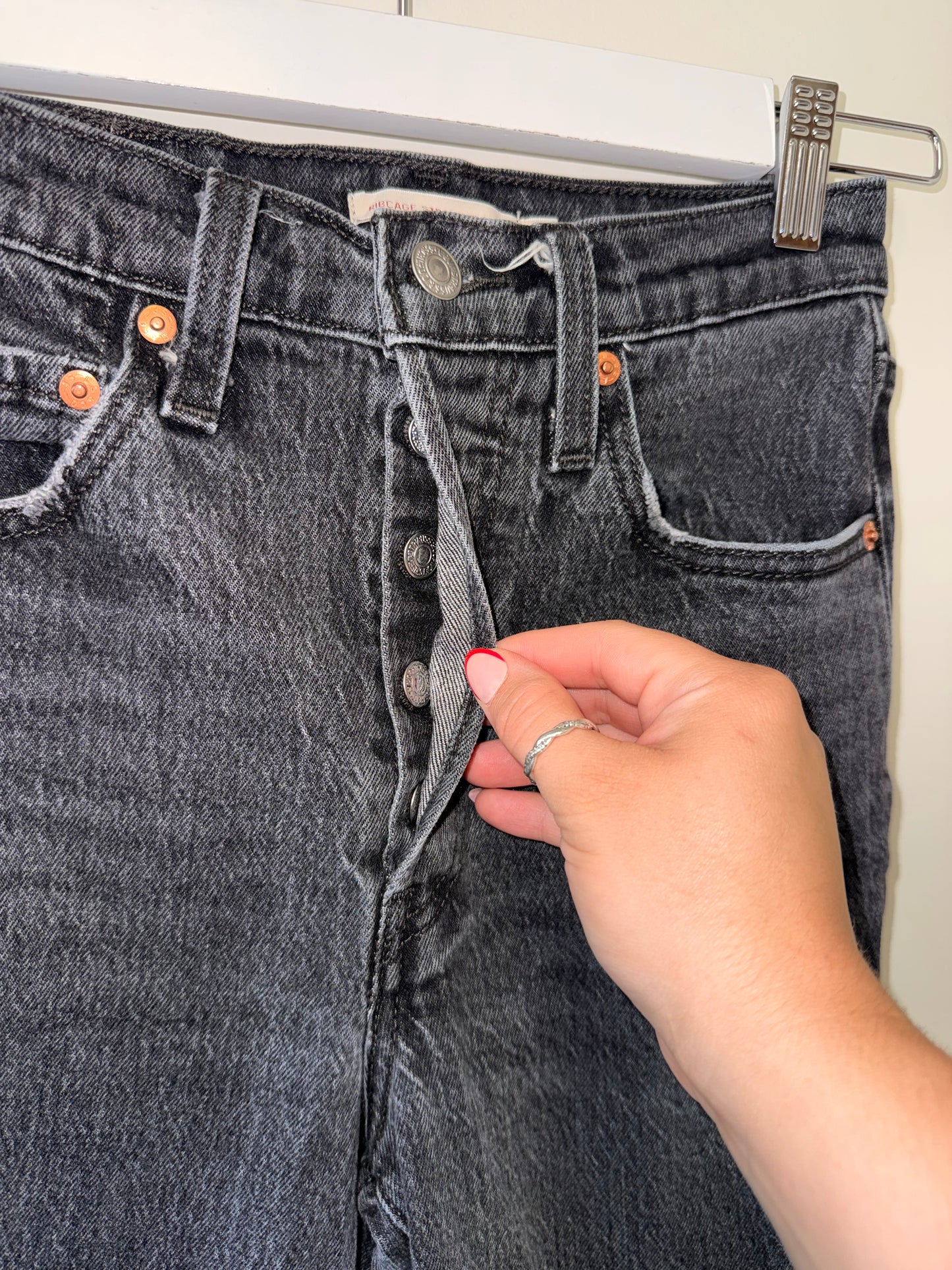 Levis (W24//L29) Black Denim Rib Cage Straight Ankle Jeans