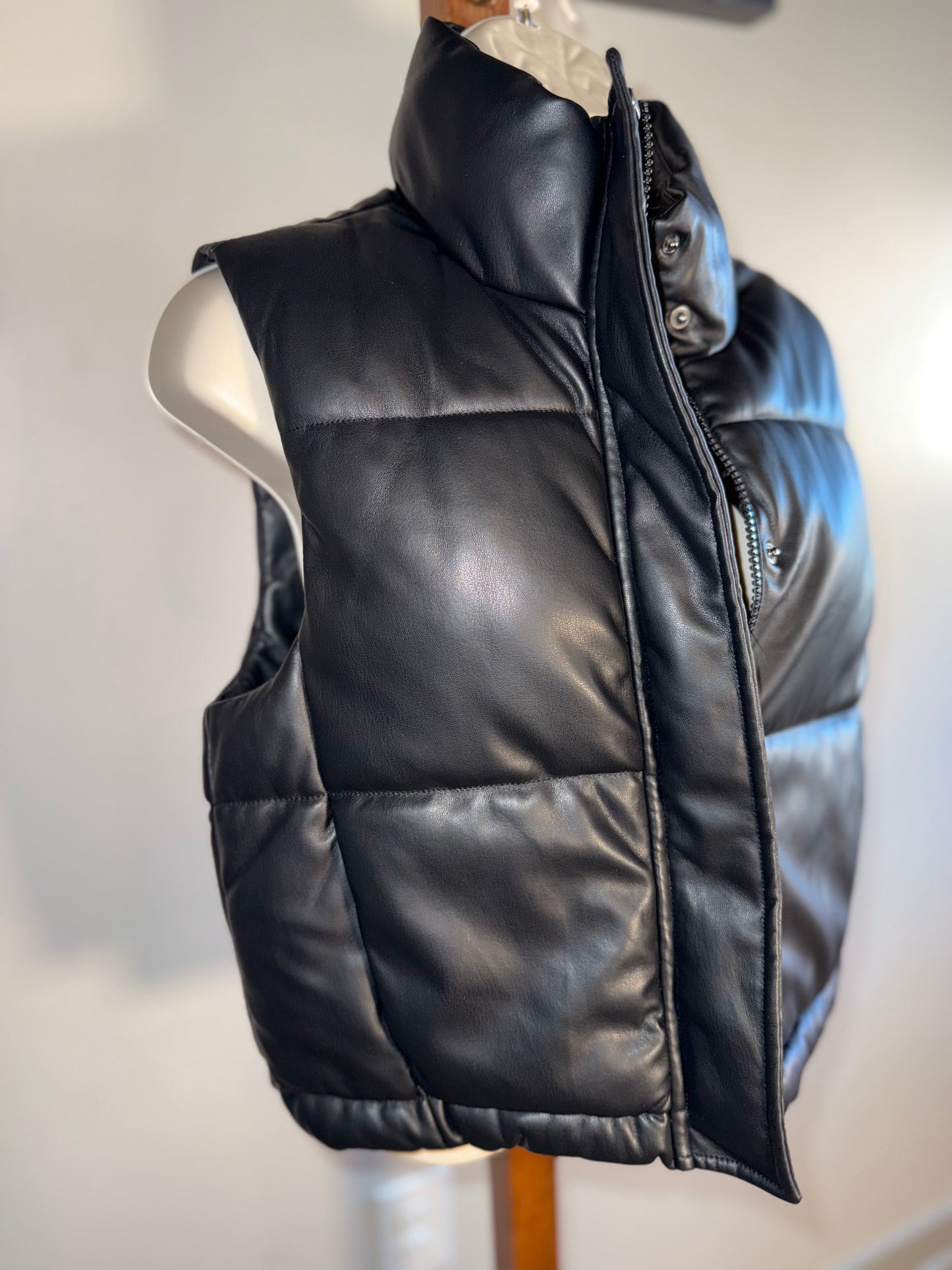Ci Sono by Cavalini (Medium) Black Faux Leather Cropped Vest