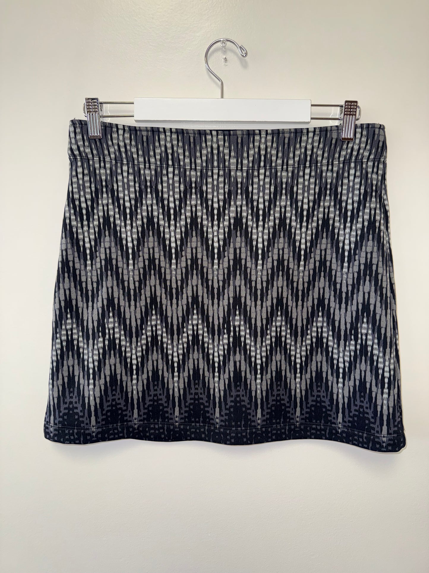 Athleta (Medium) Black & Grey Pattern Midi Skirt