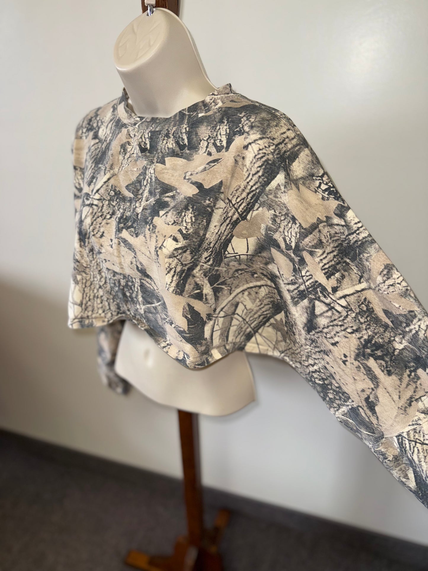 (Medium) Tan/Grey Camo Pattern Cropped Long Sleeve Tee