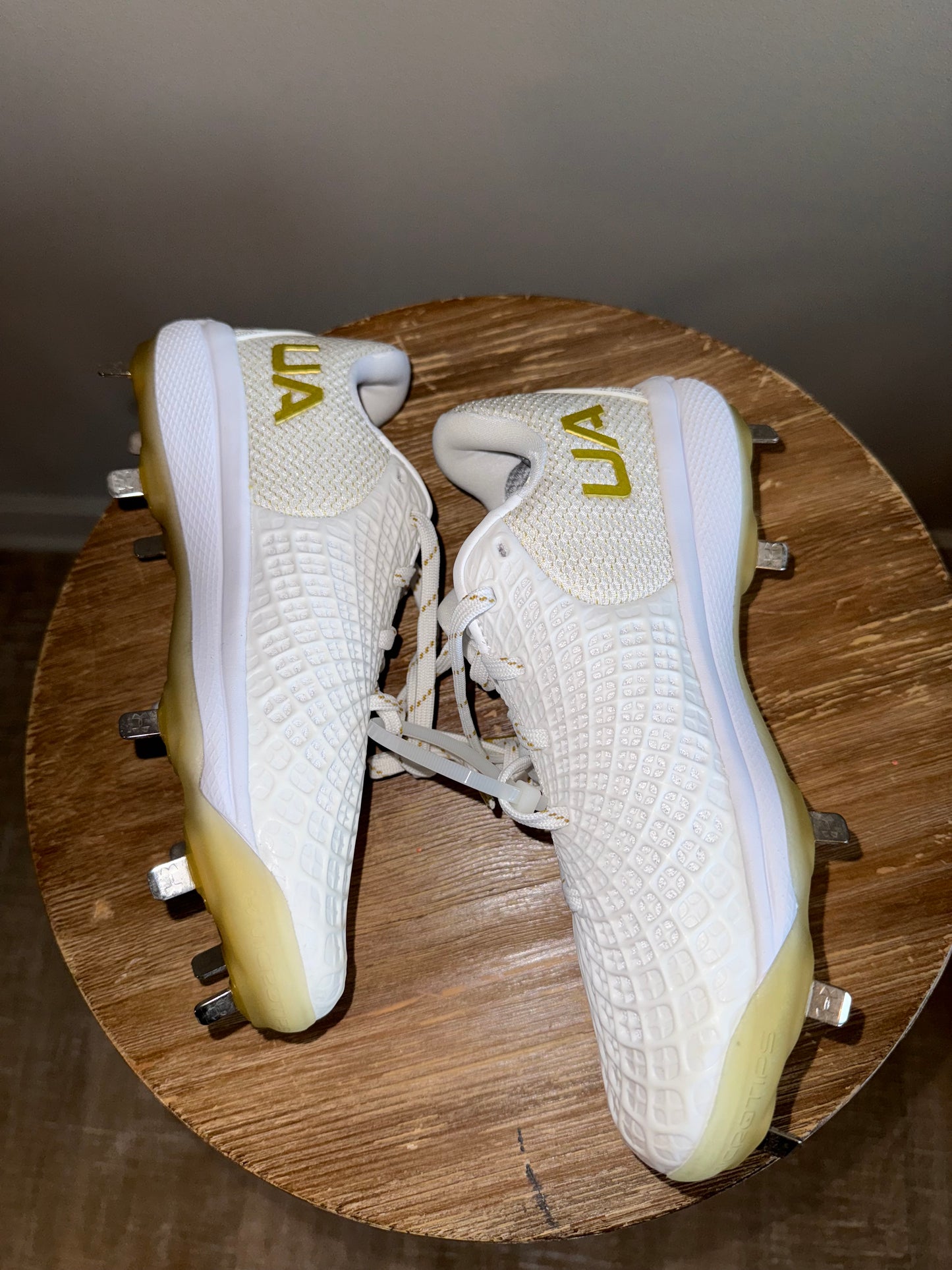 Under Armour (7//7.5//8.5//11) Brand New Red//Gold//Blue Softball Cleats