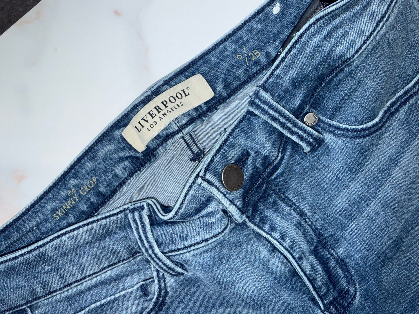 Liverpool (6) Skinny Cropped Jeans with Frayed Bottoms