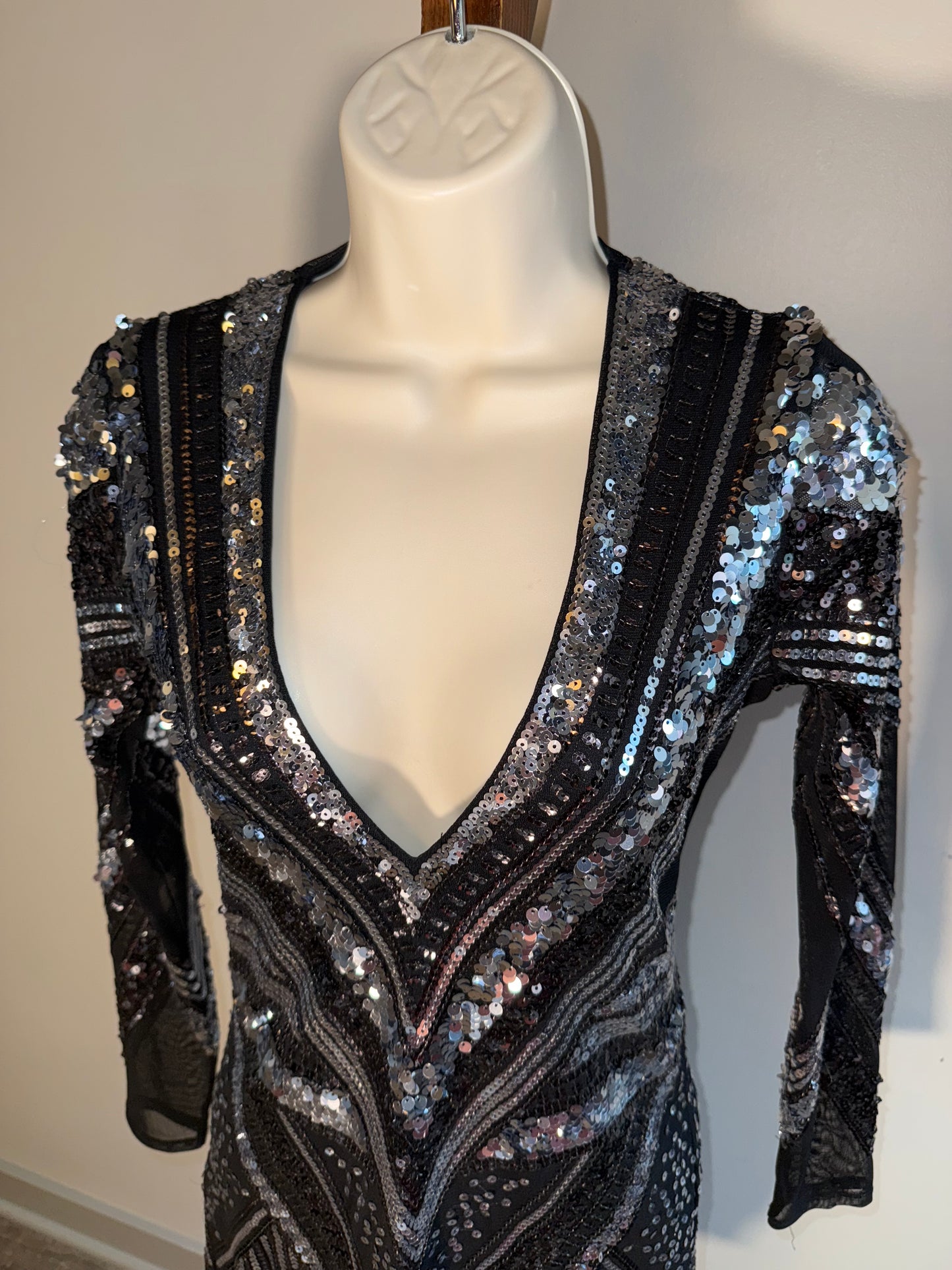 Express (XS) Black/Silver Sequin V-Neck Long Sleeve Midi Dress