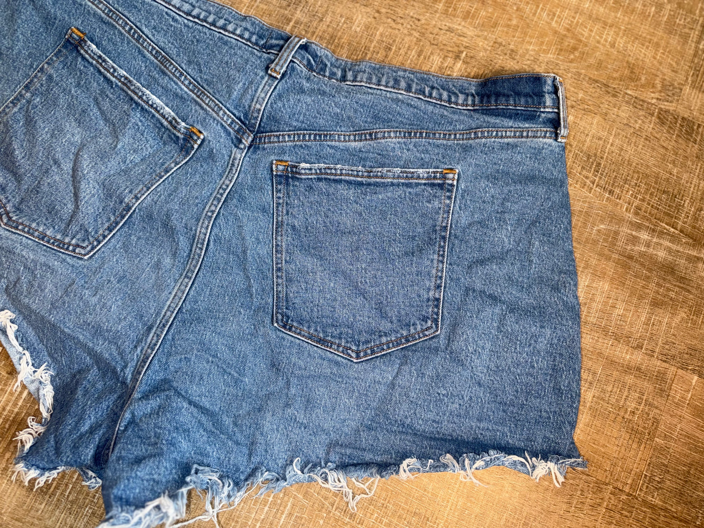Abercrombie & Fitch (22) The 90's Relaxed Cutoff High Rise Distressed Jean Short