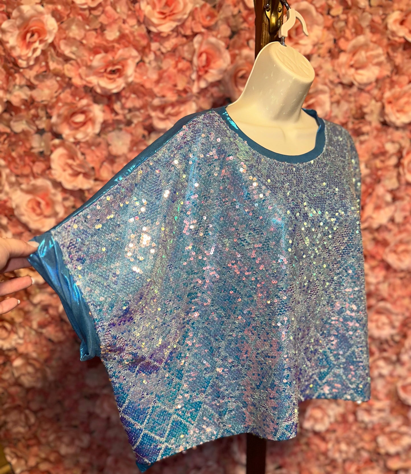 Fantastic Fawn (Retail $99) Blue Sequin Geometric Reflective Cropped Blouse (Medium)