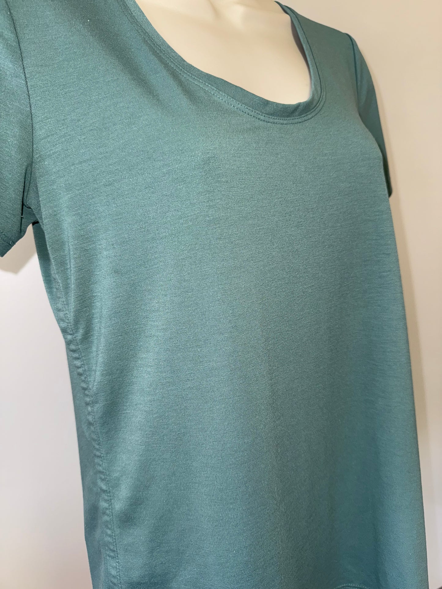 Athleta (XS) Green Scoop Neck Short Sleeve Tee