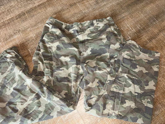 American Eagle (12) Green Camo Pattern Barrel Pants with Stretch