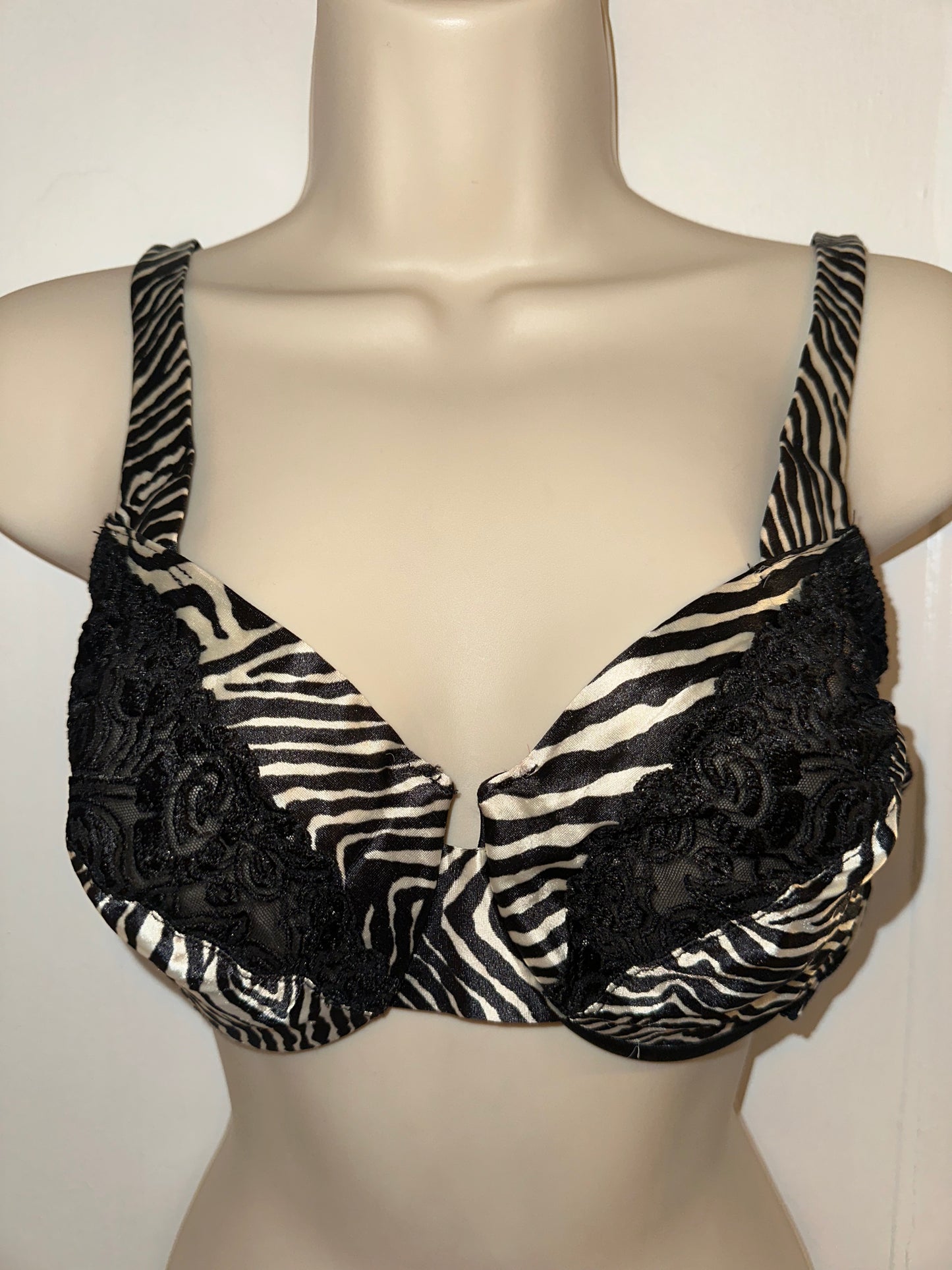 Victoria’s Secret (34D) Zebra Pattern Lace Vintage Bra