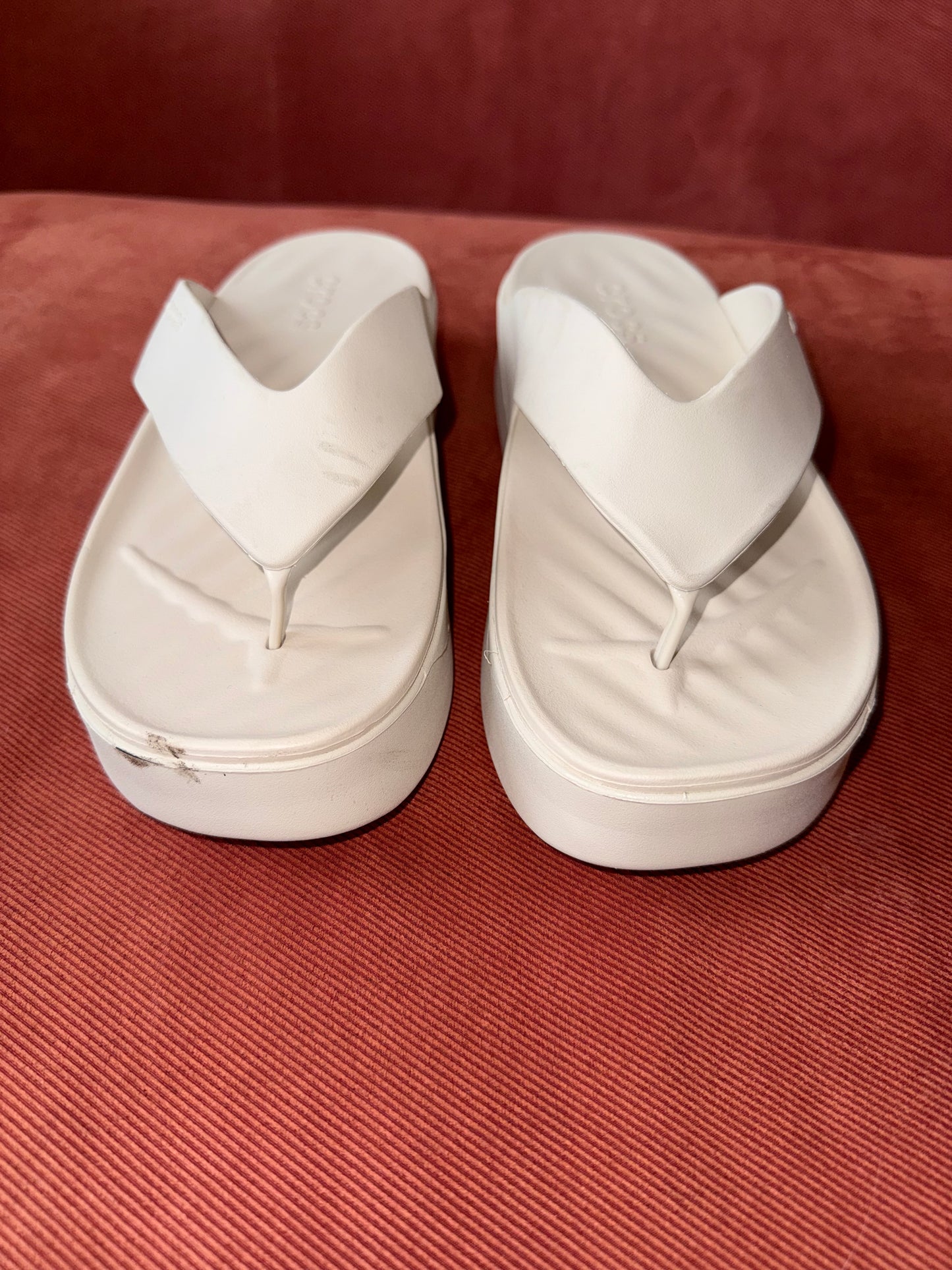 CROCS (8) Off White Flip Flops with Thick Sole
