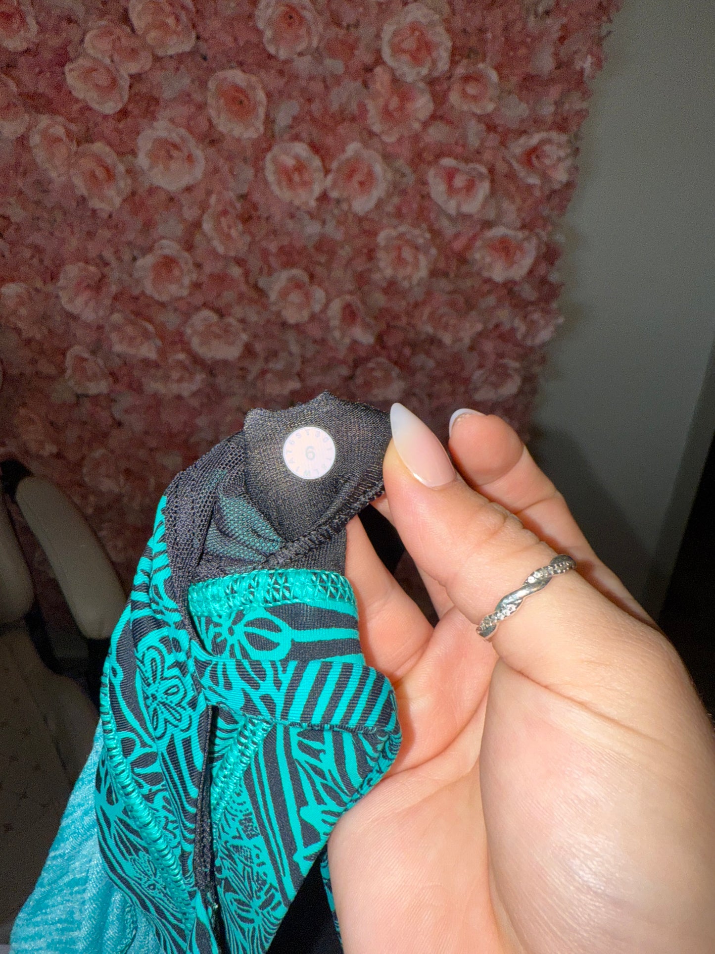 lululemon (6) Teal//Black Tank Top with Open Back and Built in Sports Bra