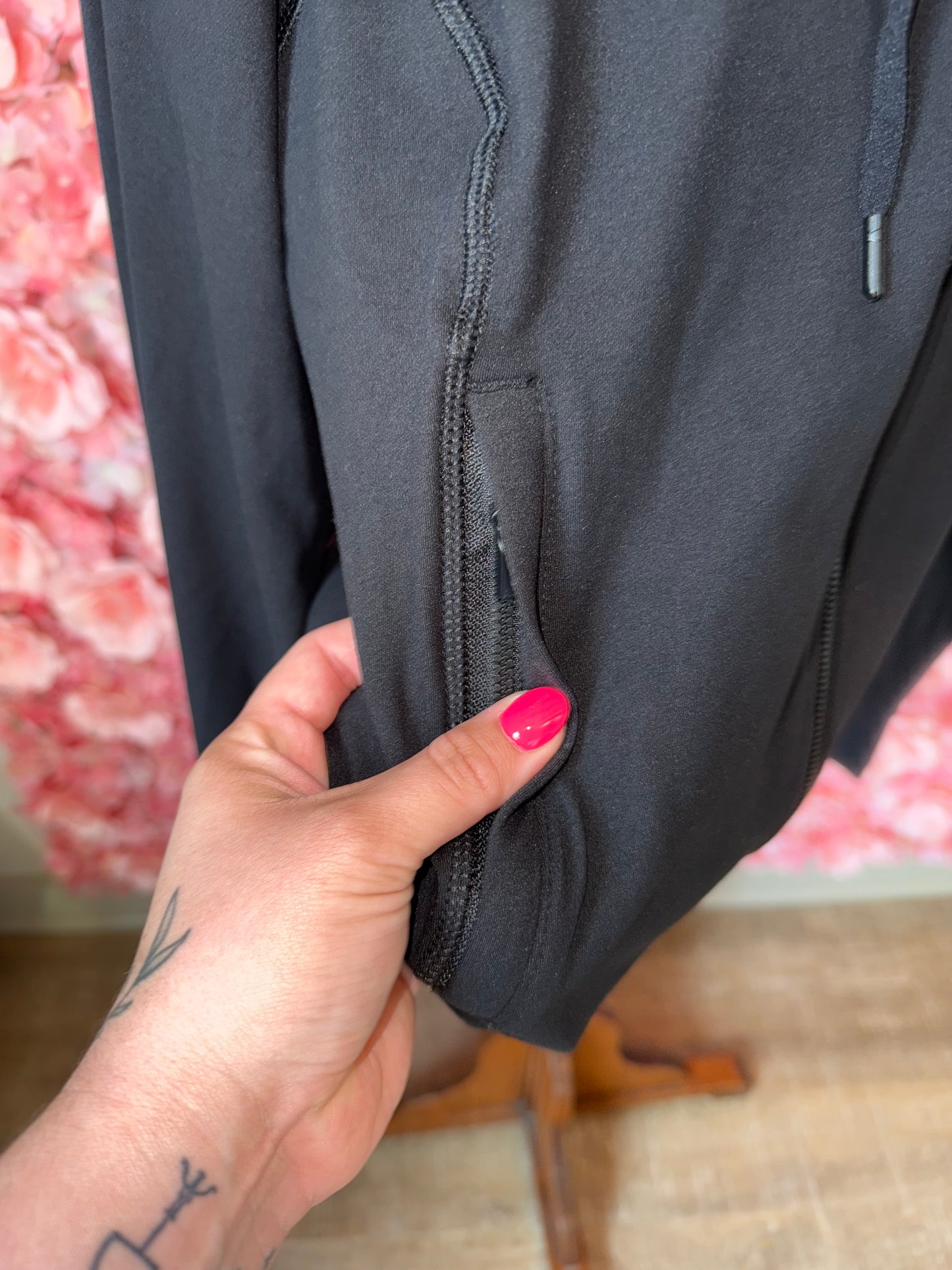 NWT Yogalicious (Large) Brand New Black Zip Up Sporty Cropped Jacket