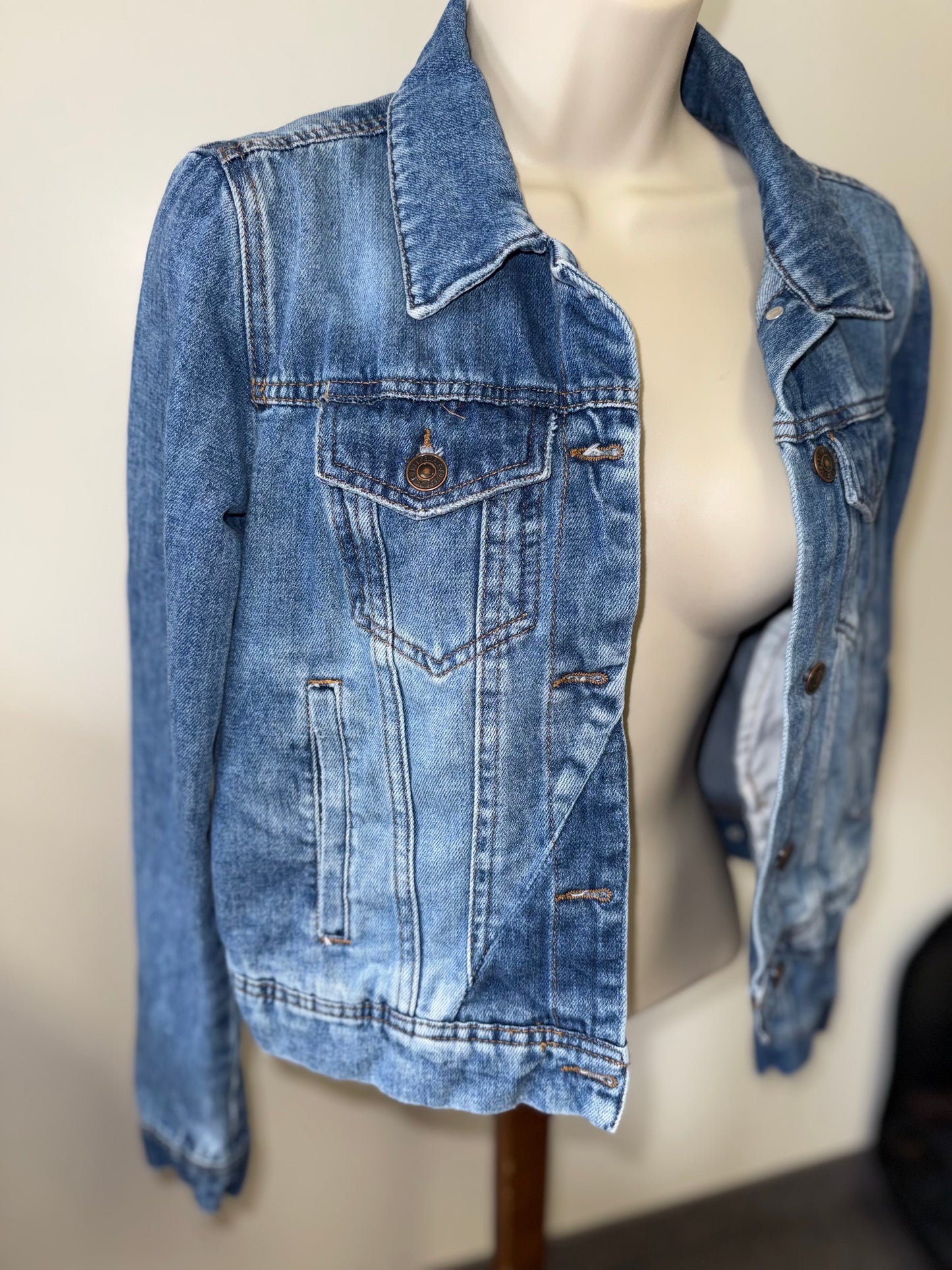 Free People (XS) Cropped Denim Button Up Jean Jacket