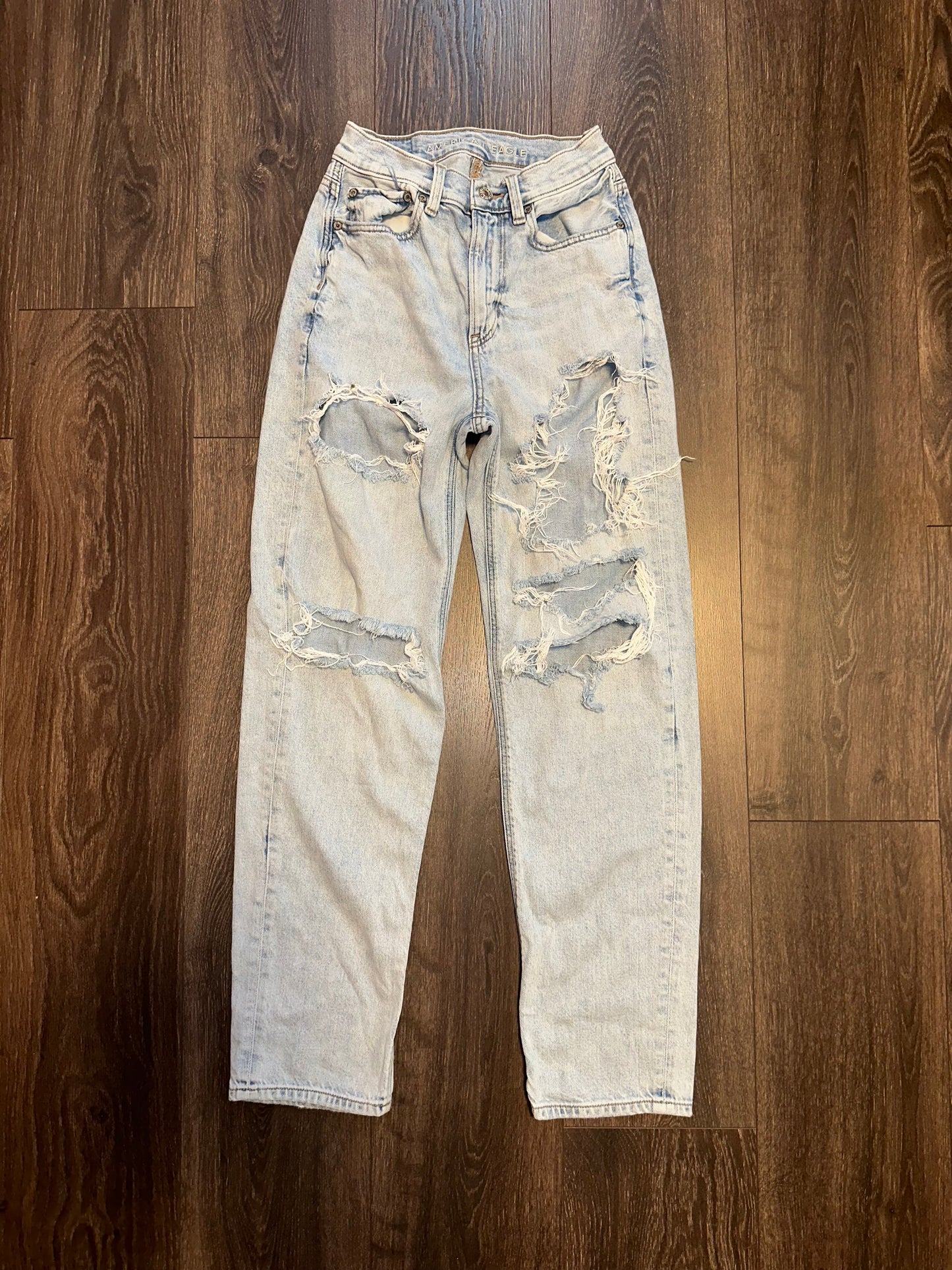 American Eagle Outfitters (00 Short) Light Wash Distressed Baggy Jeans