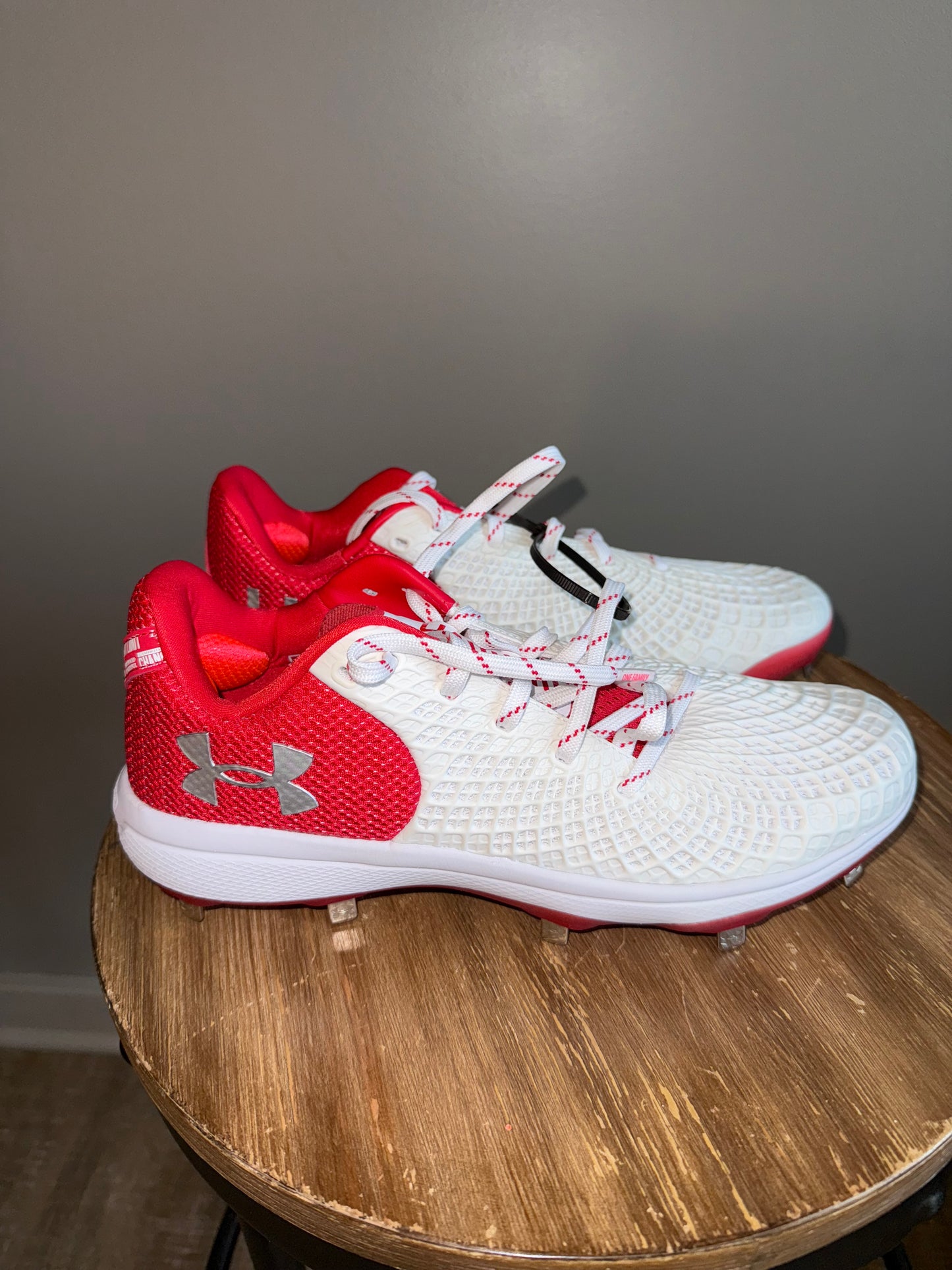 Under Armour (7//7.5//8.5//11) Brand New Red//Gold//Blue Softball Cleats