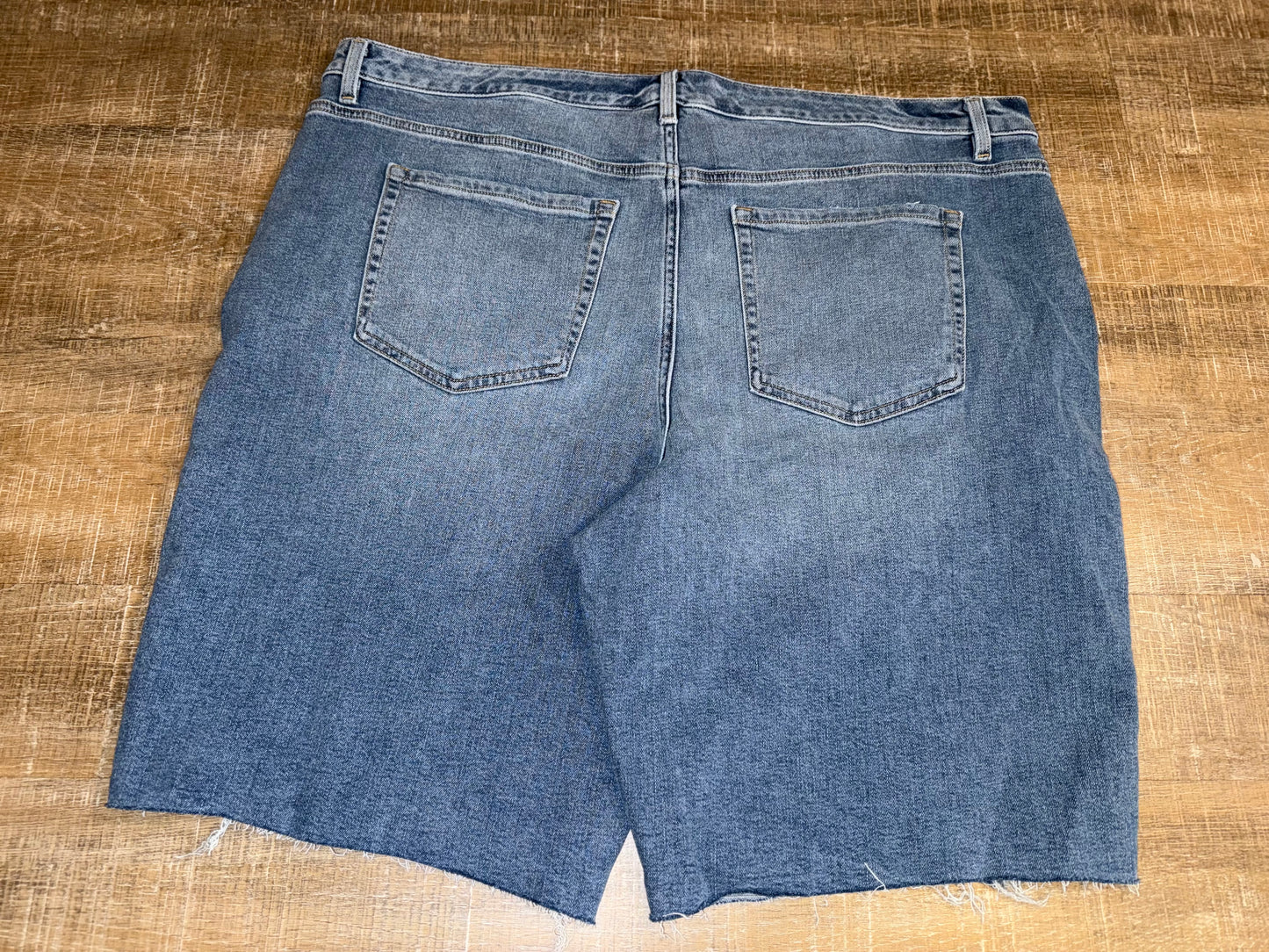 NWT Lane Bryant (22) Denim Flex Magic Waistband Mid Rise Boyfriend Bermuda Short