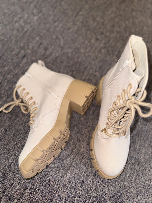 Universal Thread (6 1/2) Cream Laced Up Boots
