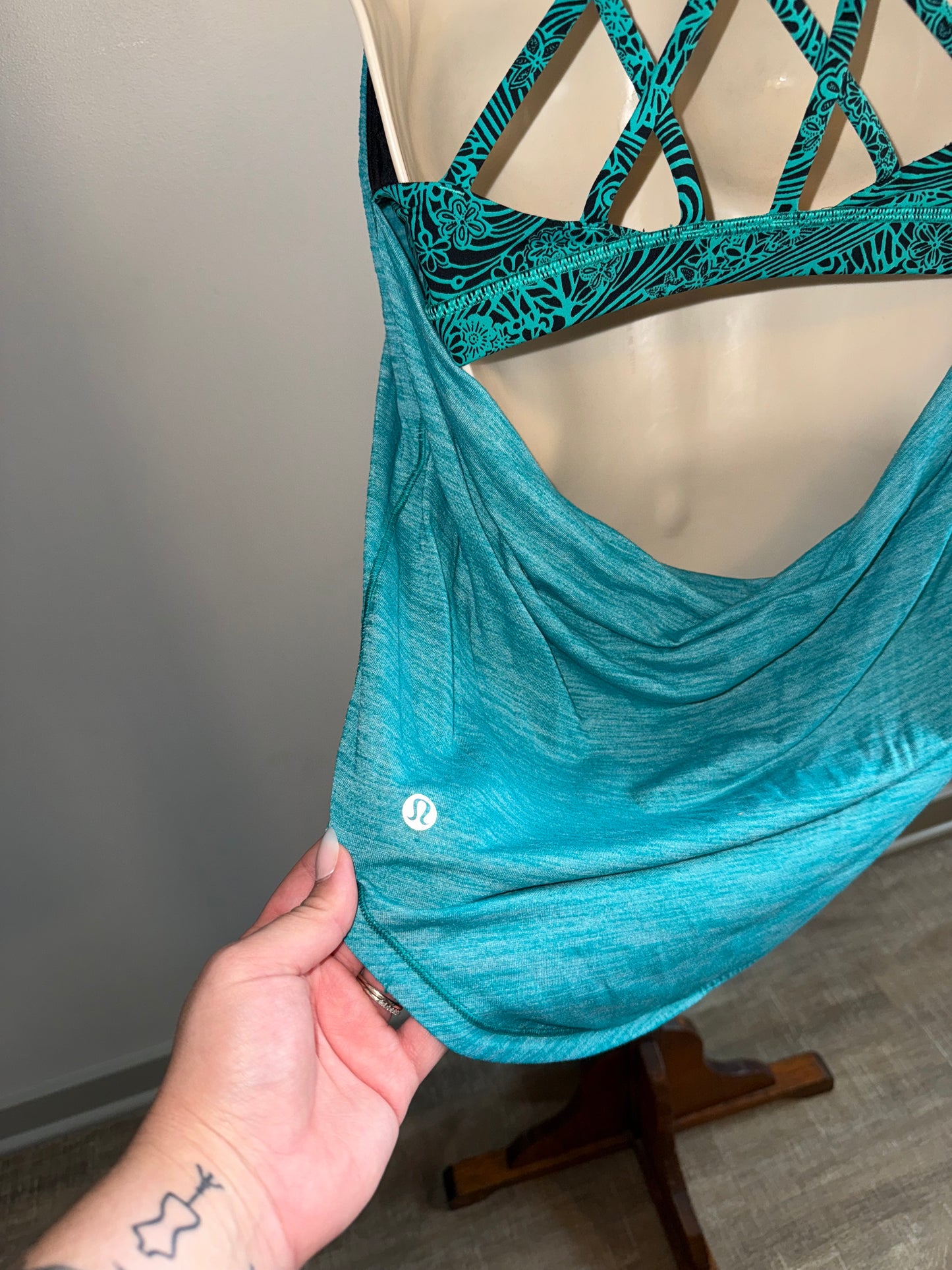 lululemon (6) Teal//Black Tank Top with Open Back and Built in Sports Bra
