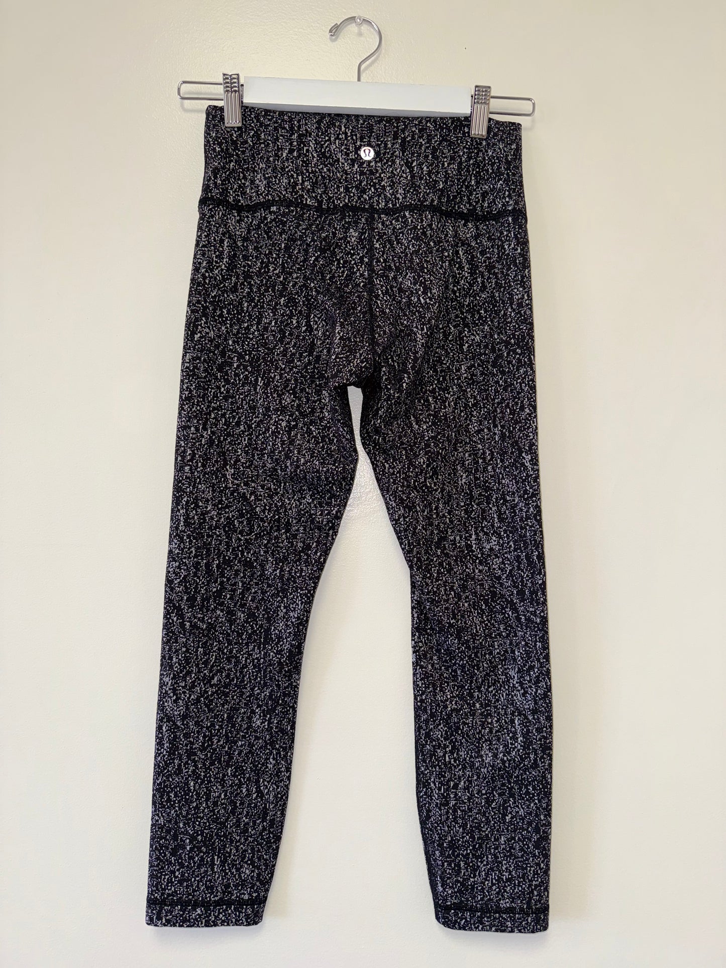 lululemon (6) Black//Grey Pattern Cropped Leggings