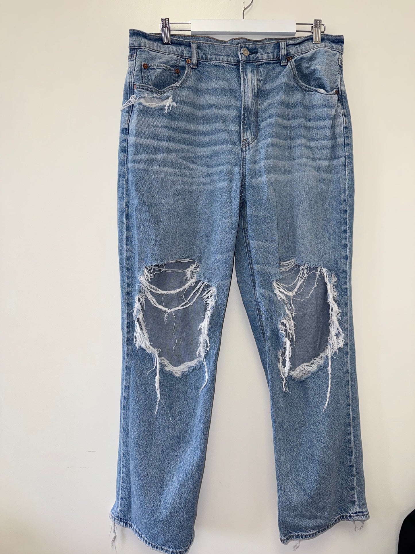 American Eagle (18) Strigid Distressed Highest Rise Baggy Straight Denim Jeans