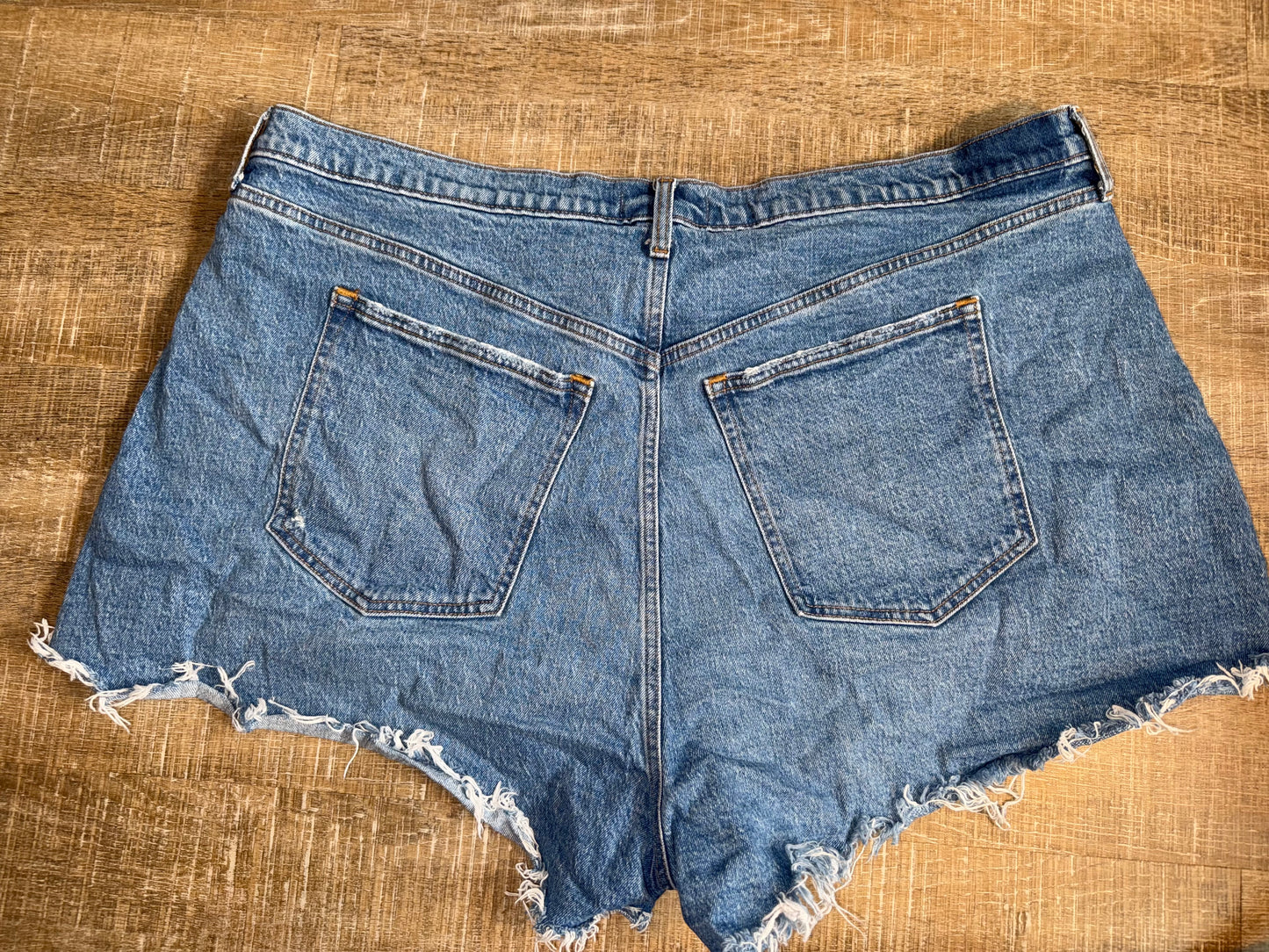 Abercrombie & Fitch (22) The 90's Relaxed Cutoff High Rise Distressed Jean Short