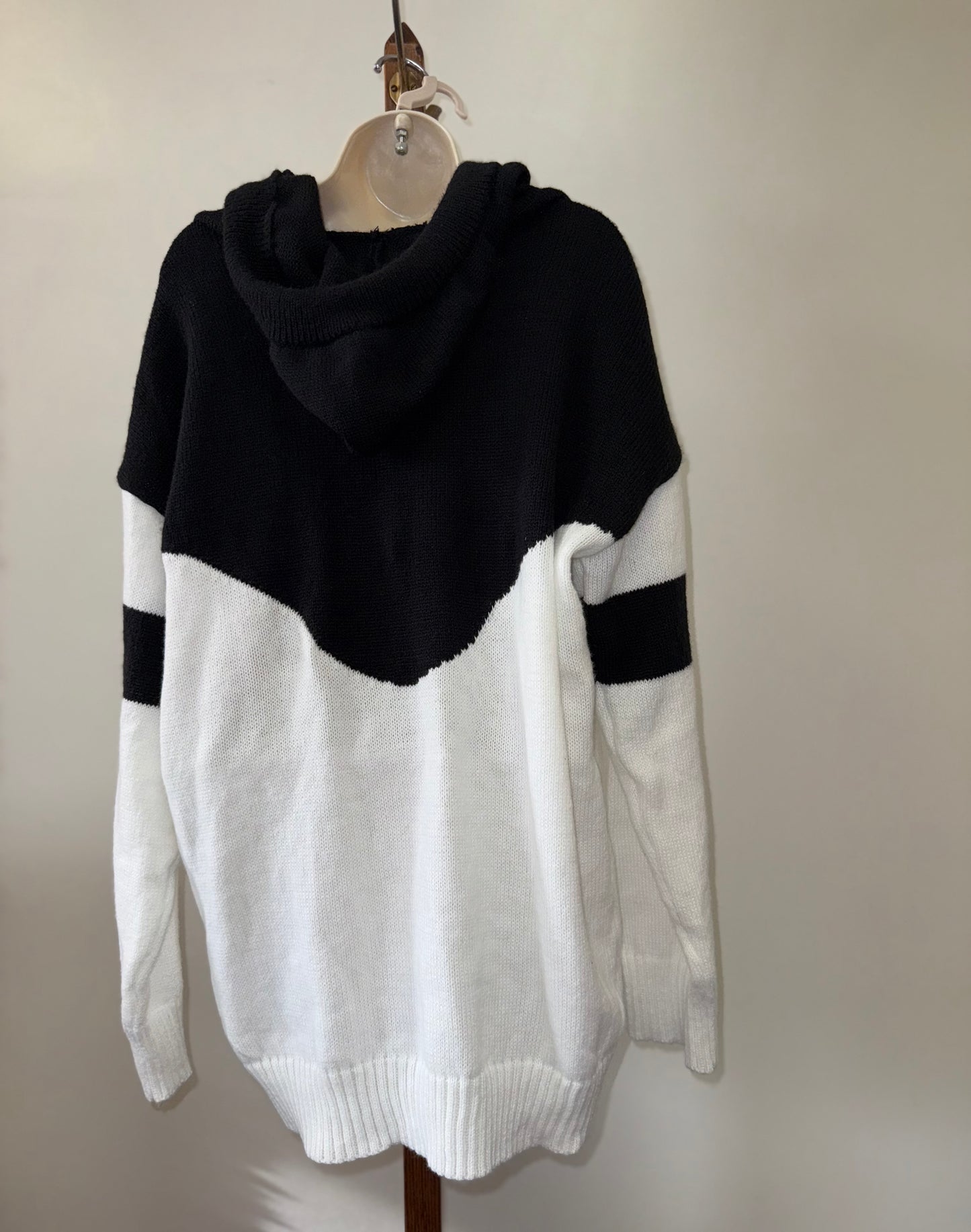 (XXL) Black and White Knit Sweater with Hood