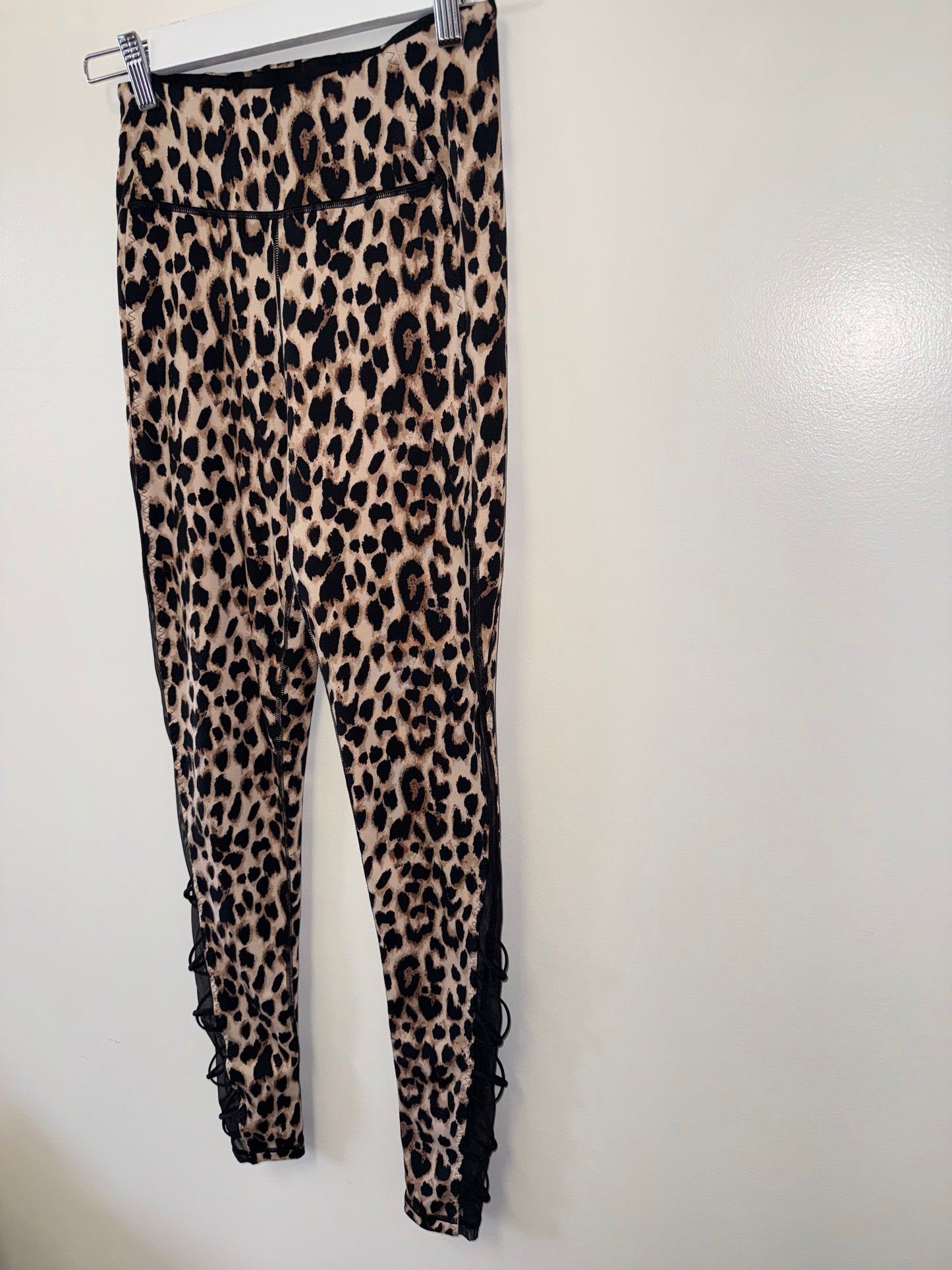 Victoria's Secret (6) Neutral Cheetah Print Leggings W/ Mesh Slit Detailing Legs