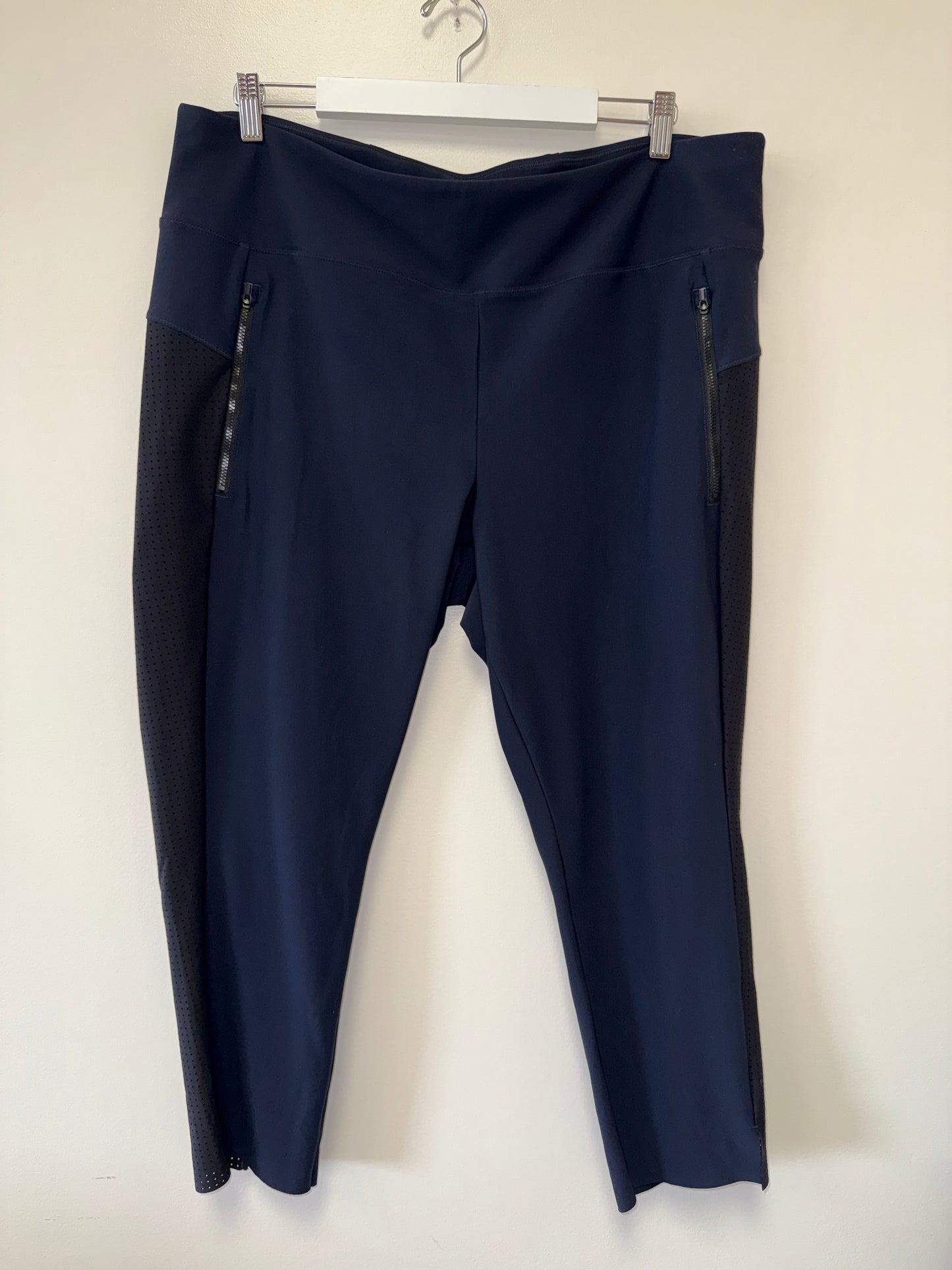 Athleta (1X) Navy Blue Leggings with Black Mesh Sides & Zipped Pockets