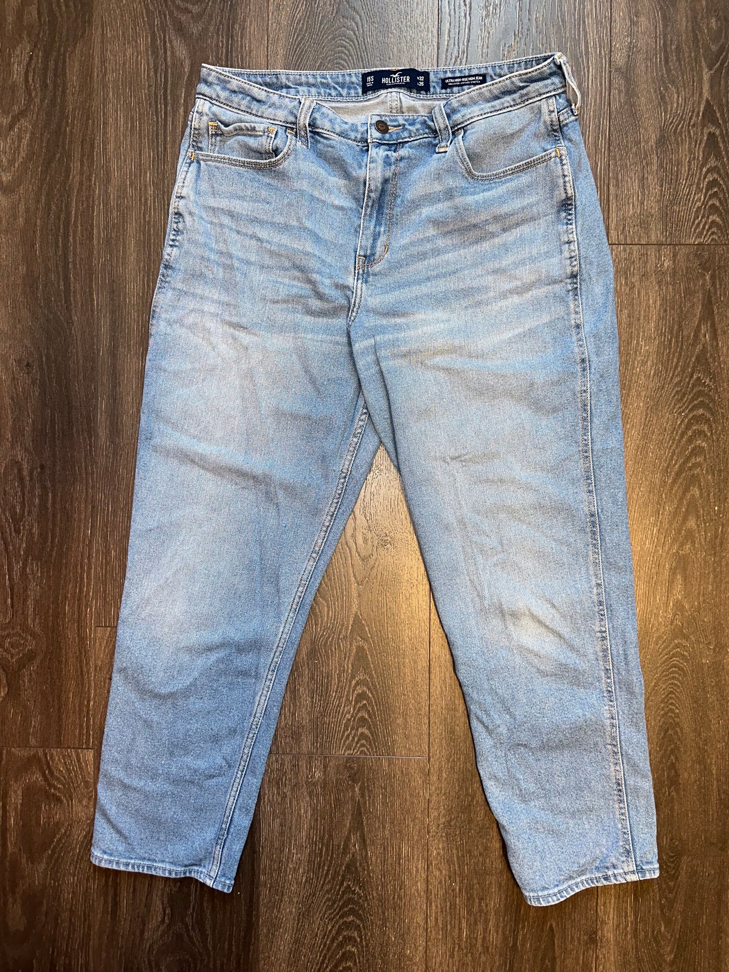 Hollister (15S) Ultra High Rise Mom Jeans with Hollister Vintage Stretch