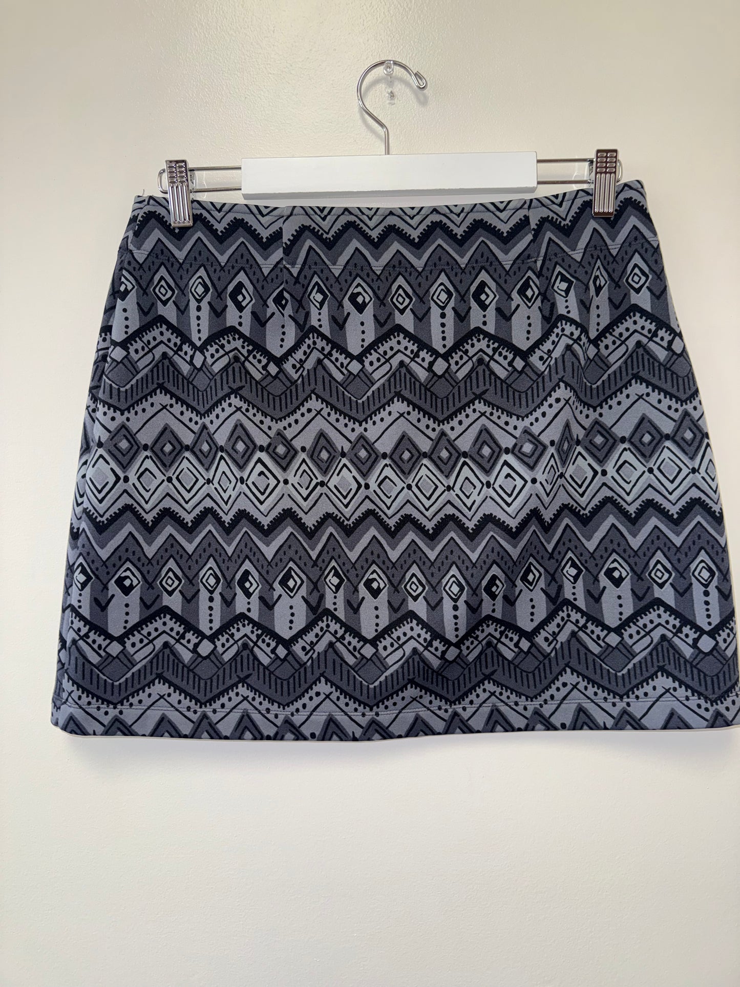 Athleta (Medium) Black & Grey Pattern Midi Skirt