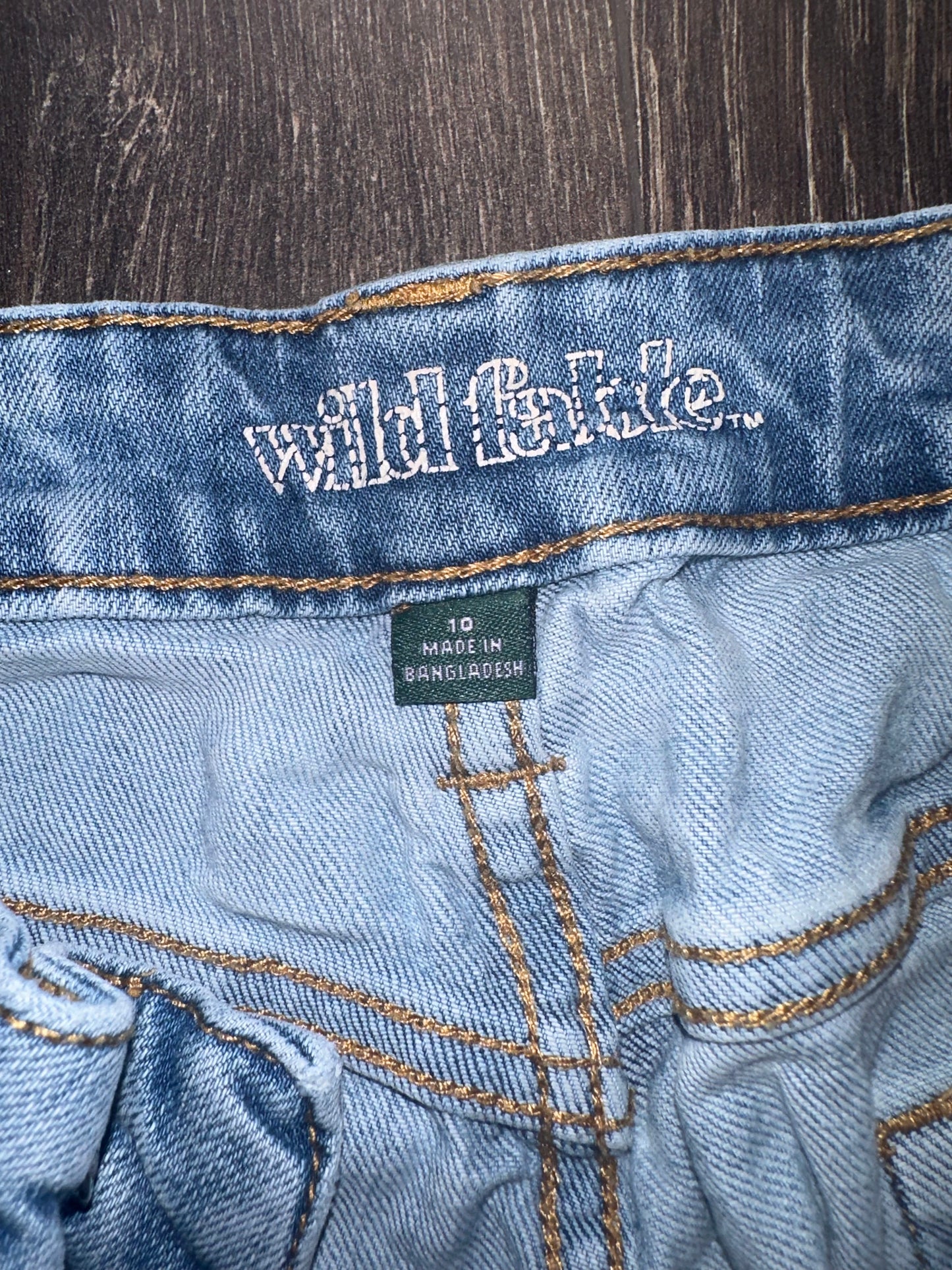 Wild Fable (10) High Rise Mom Jean Distressed Light Wash Denim Shorts