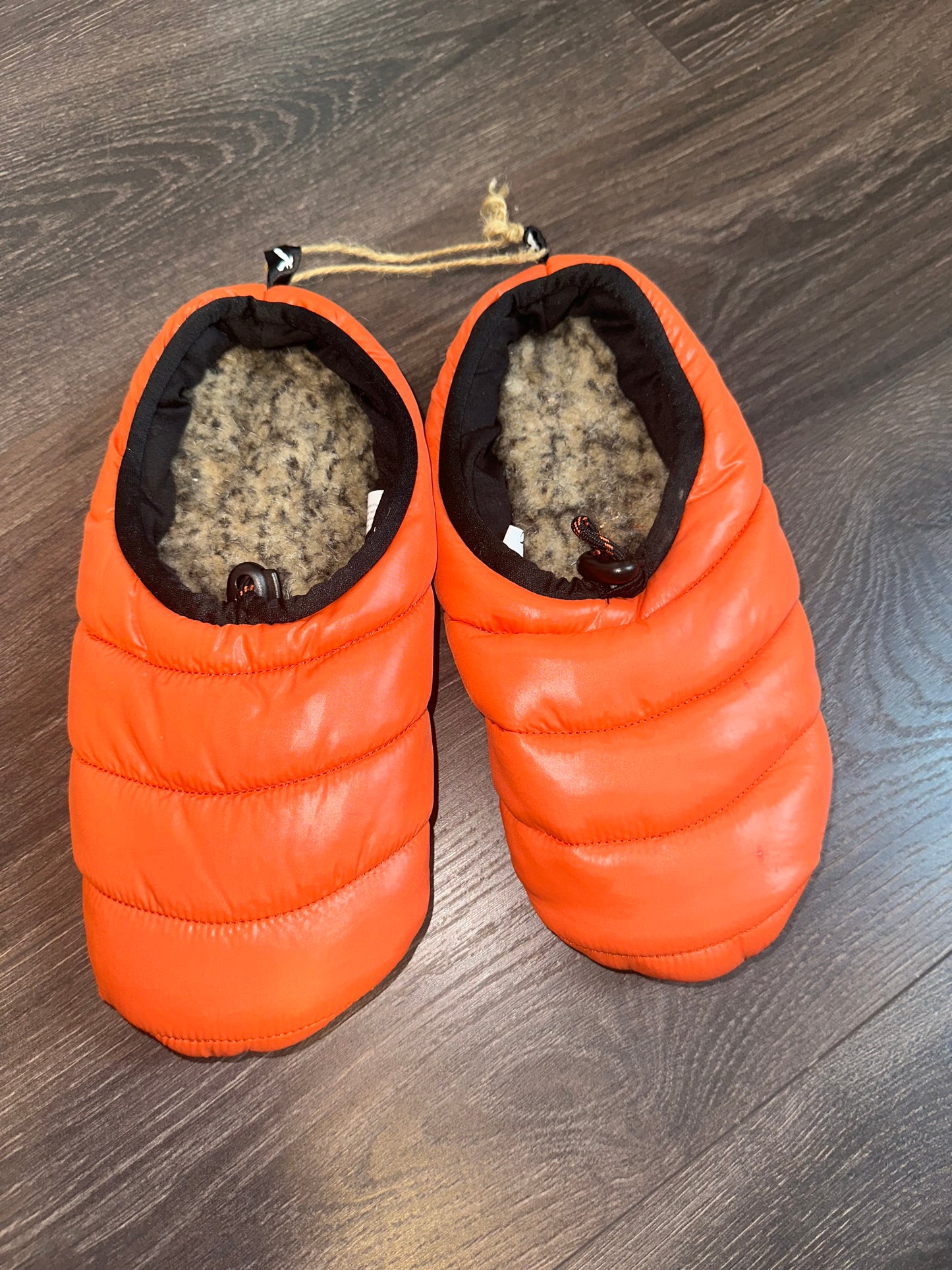 NWT AEO (8/9) Brand New Neon Orange Puffer Slipper w Faux Fur Interior