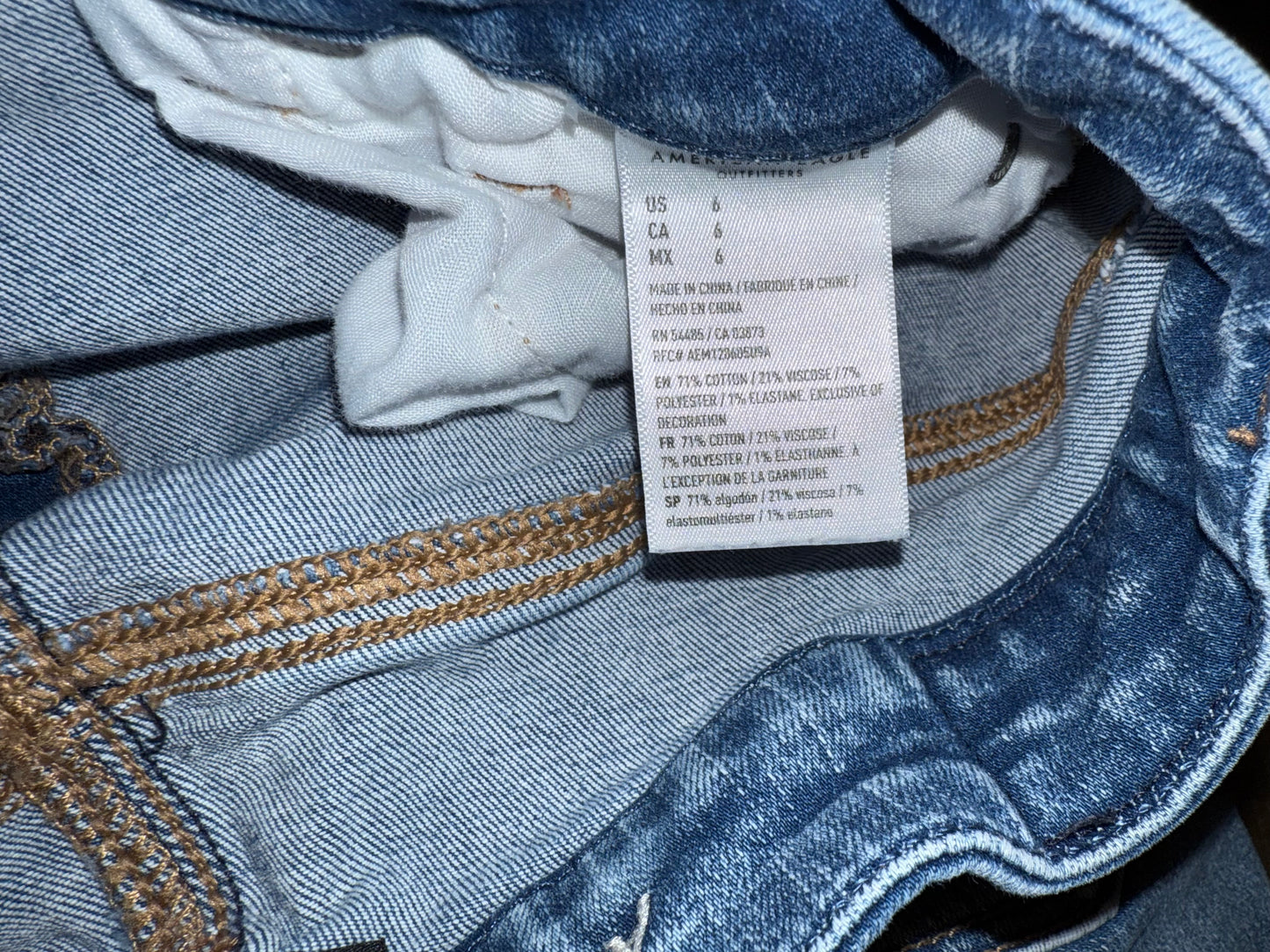 American Eagle (6) Distressed Denim Curvy Hi Rise Shortie Jean Shorts w Stretch