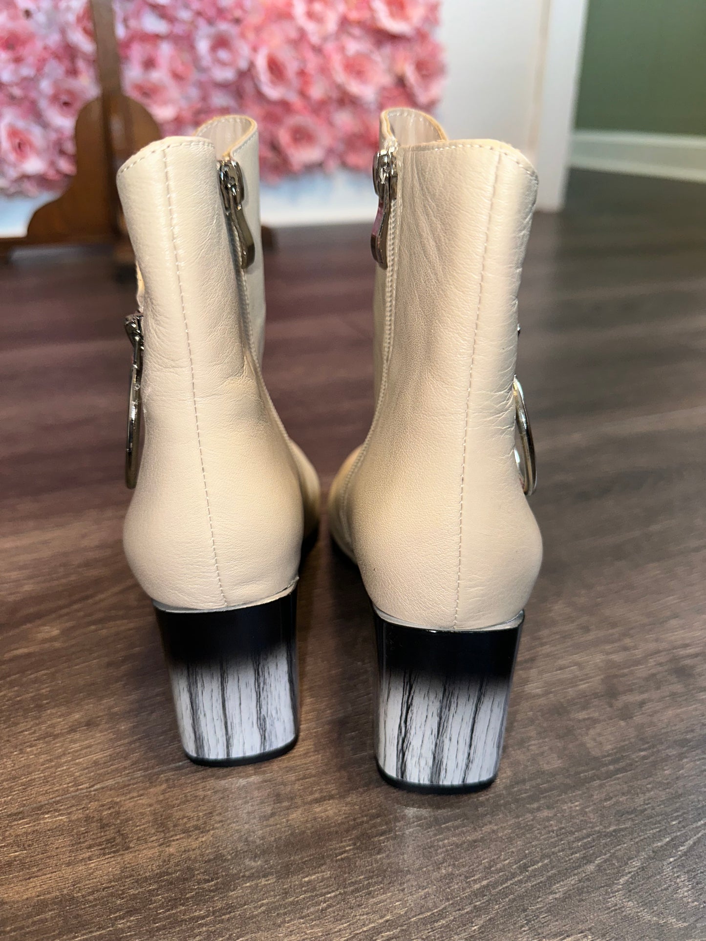 Azura (37) Creme Heeled Boots