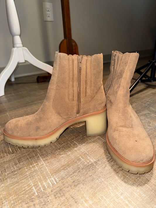 (8) Tan Heeled Ankle Boots