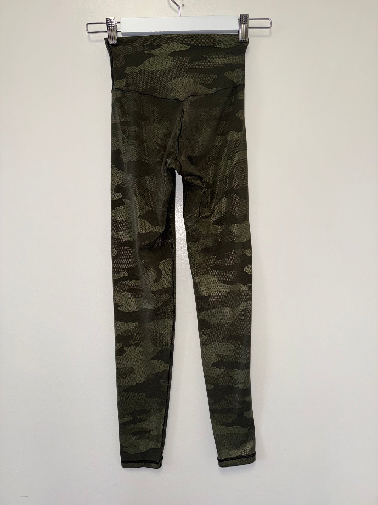 Offline by Aerie (XS) Green Camo Real Me High Rise 7/8 Leggings