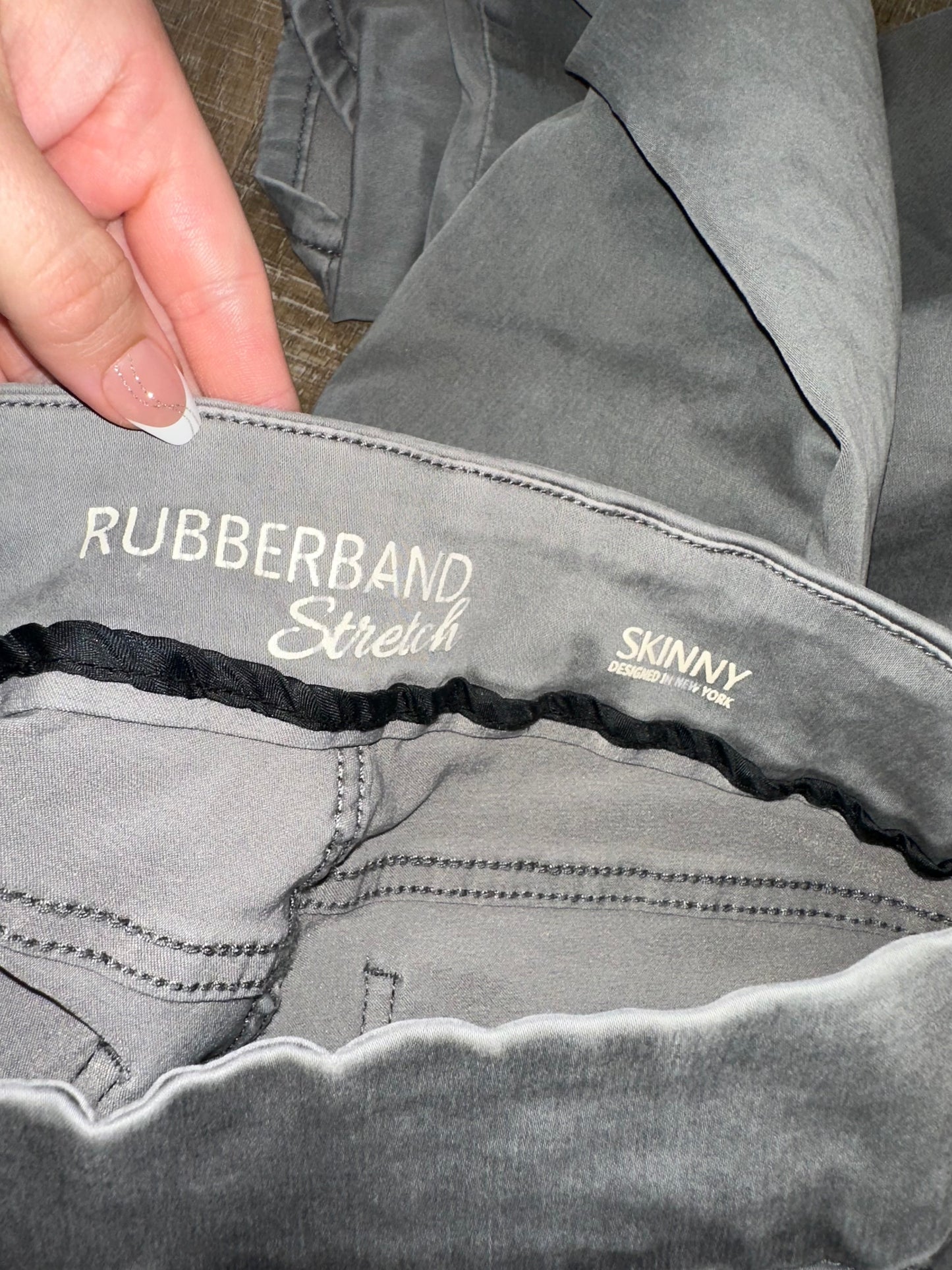 (27) Grey Skinny Jeans with Rubberband Stretch