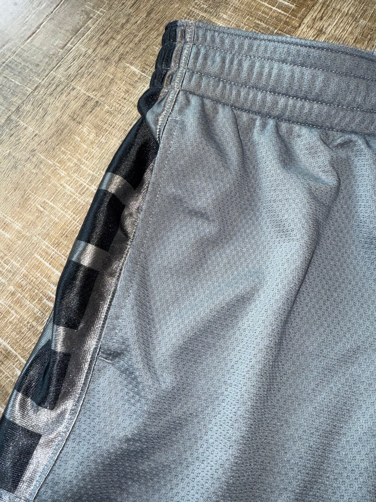 NWT Nike (Boys Small) Brand New Black//Grey Dri Fit Standard Shorts