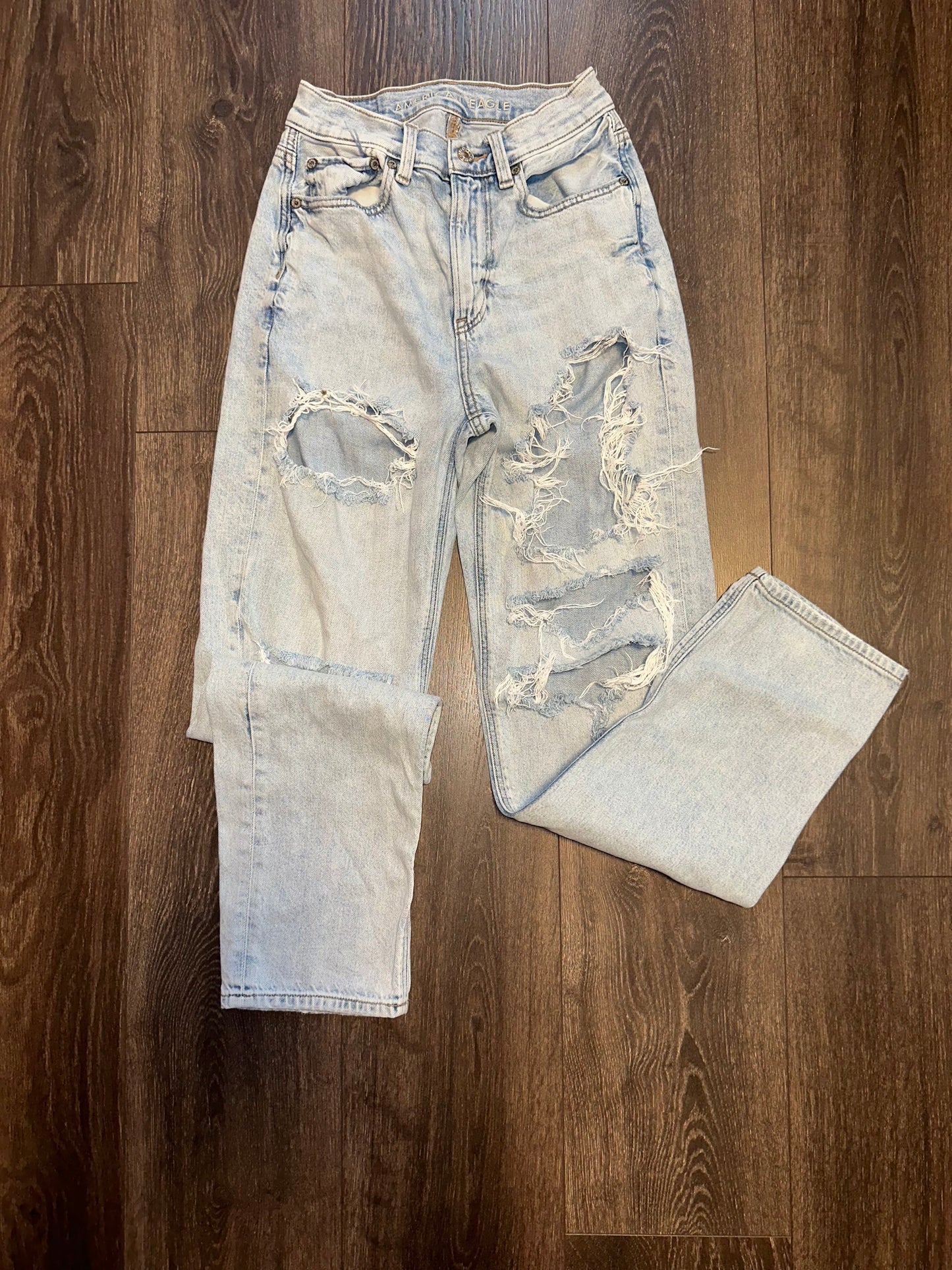 American Eagle Outfitters (00 Short) Light Wash Distressed Baggy Jeans