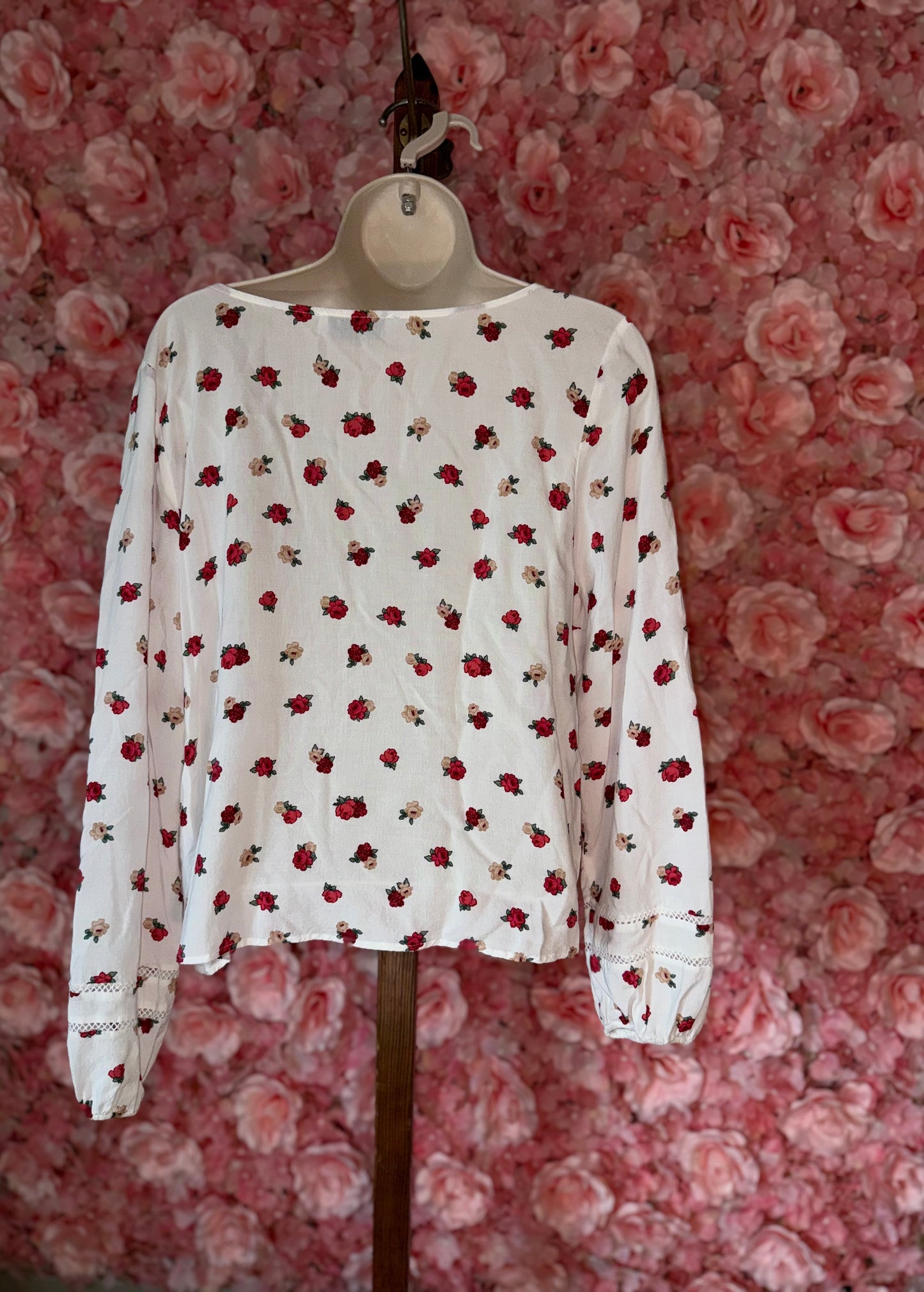Hollister (Large) White V-Neck Long Sleeve Blouse with Floral Rose Pattern