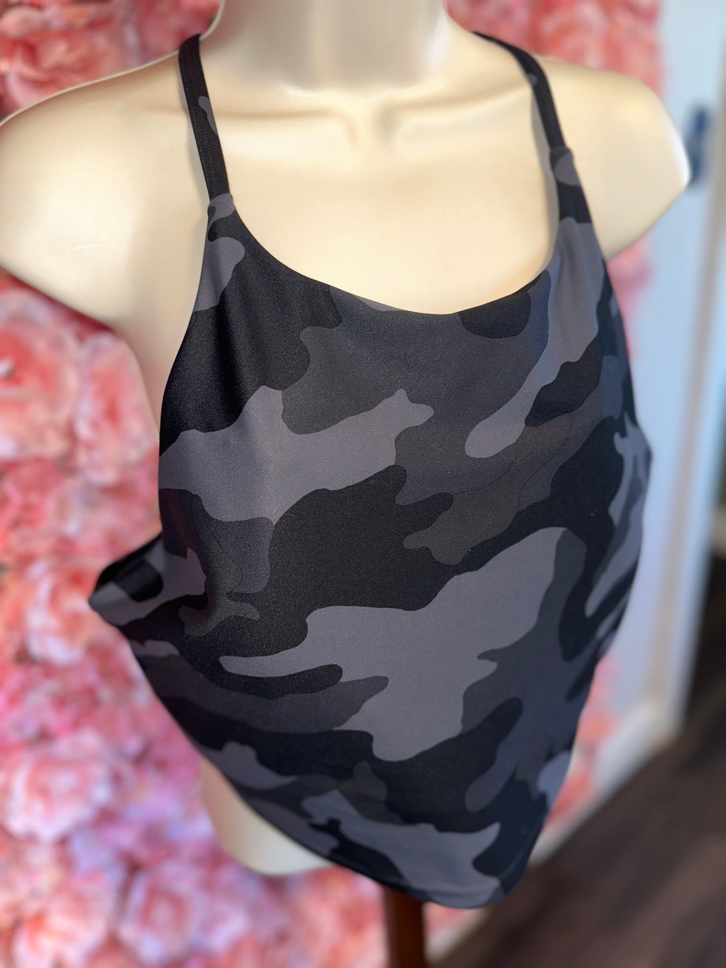 Old Navy Active (XL) Black//Grey Camo Cropped Tank Top with Built in Bra